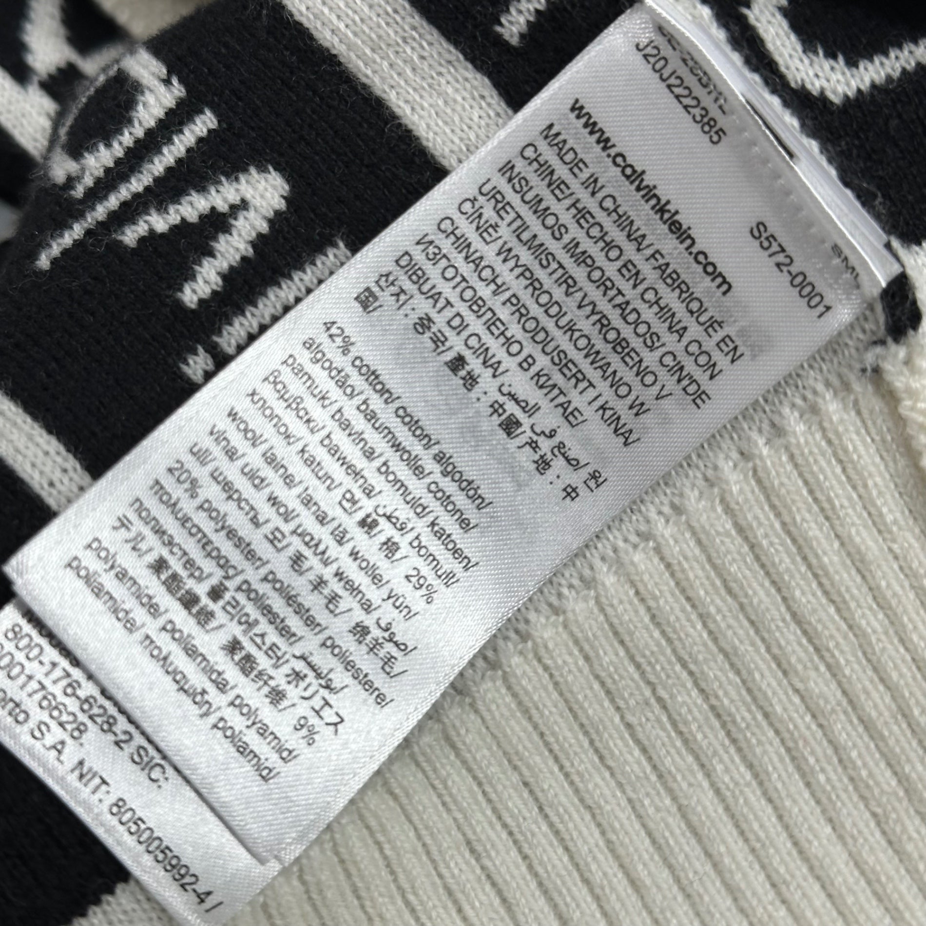 Calvin Klein Jeans(カルバンクラインジーンズ) V-Neck Cardigan ロゴ ジャガード カーディガン J222385 S ホワイト×ブラック