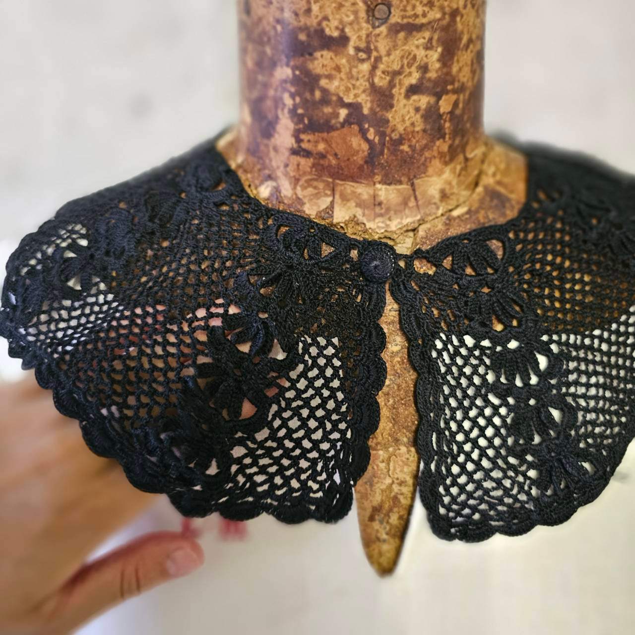 Euro vintage(ヨーロッパヴィンテージ) crochet lace collar クロッシェ編みレースのクラシカルなつけ襟 未使用に近い/後染め加工 ブラック