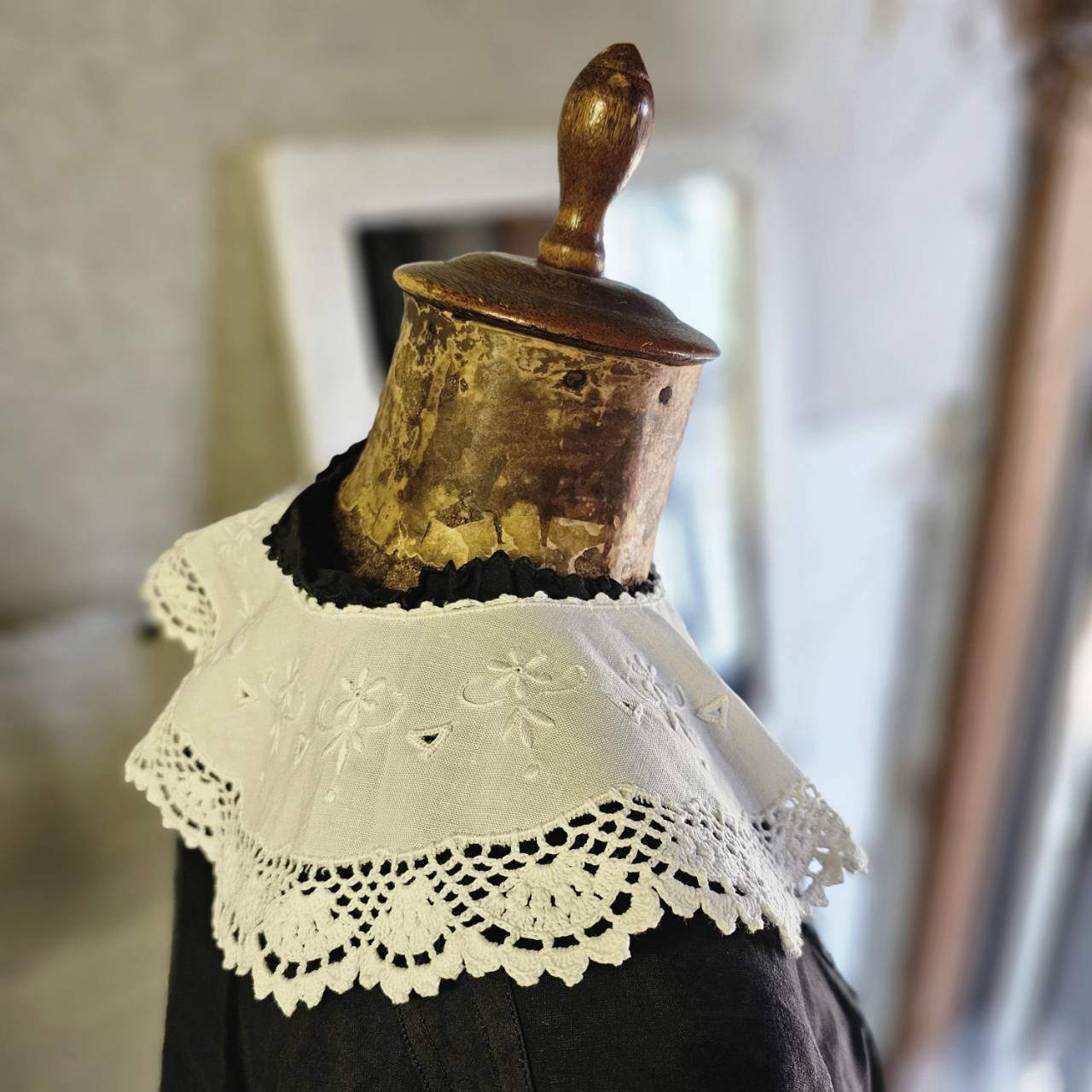 Euro vintage(ヨーロッパヴィンテージ) cottonlinen flower embroidery mini collar コットンリネンの花刺繍入りちいさなつけ襟 未使用に近い ホワイト