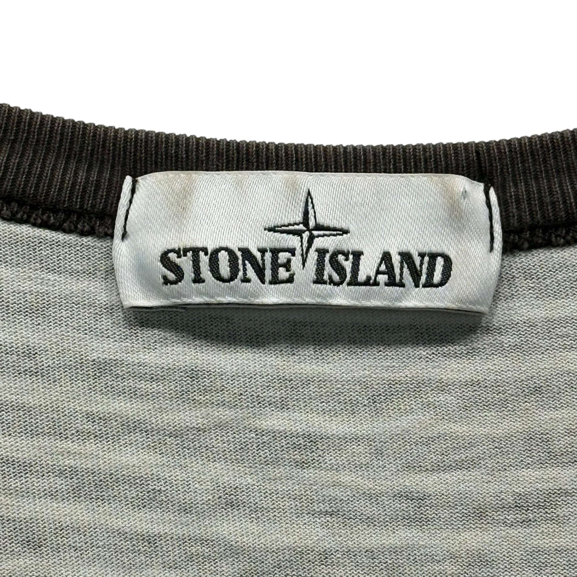 STONE ISLAND(ストーンアイランド) Chest-Embroidered Striped Crew Neck T-Shirt 胸ワンポイント ボーダー クルーネック Tシャツ 184 760 825 670 M グレー×ホワイト