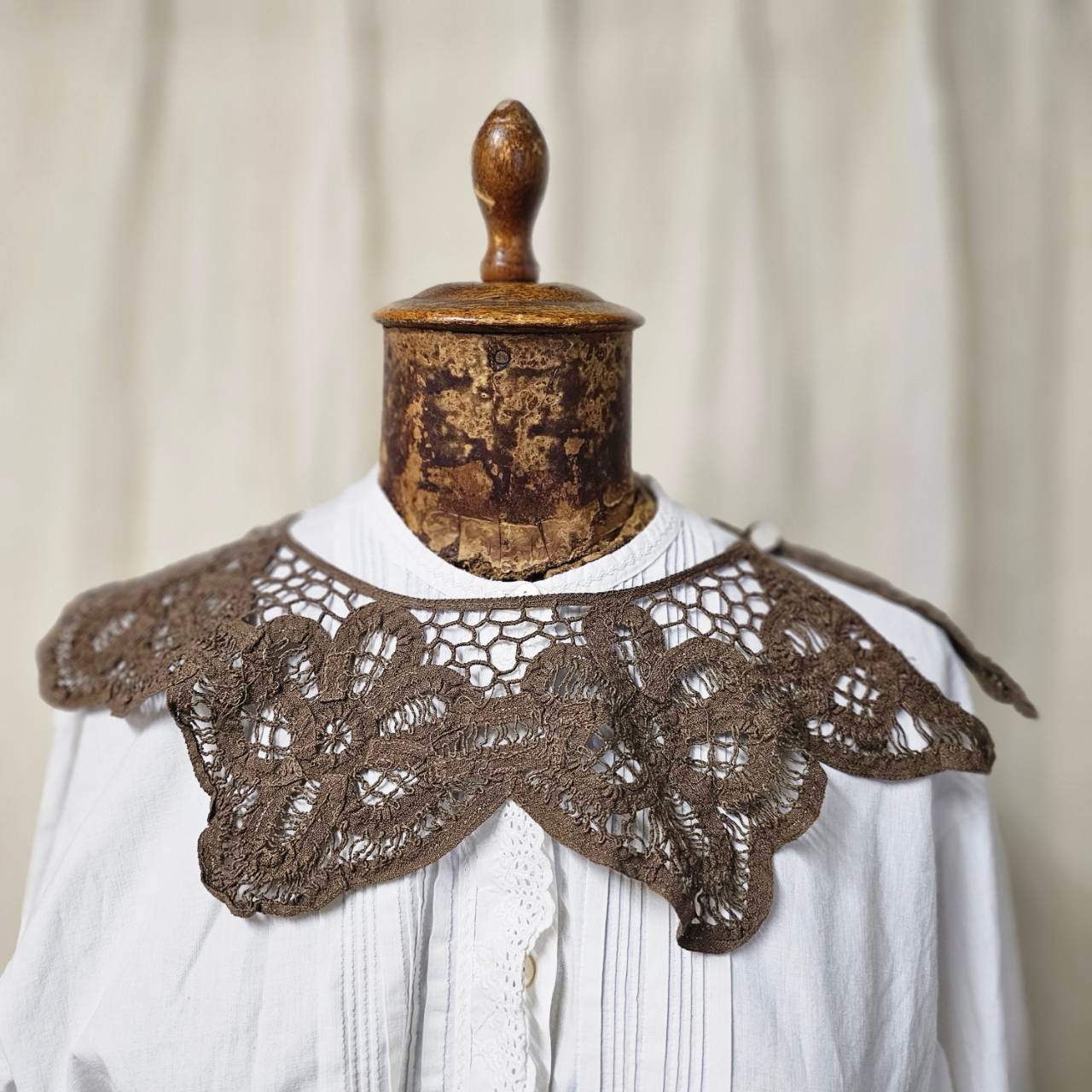 Euro vintage(ヨーロッパヴィンテージ) flower batten lace collar 花模様のバテンレースたっぷりのつけ襟 - アンティークブラウン