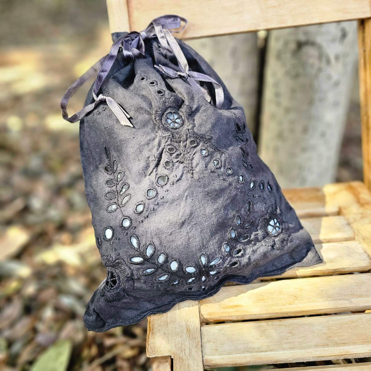 Euro antique(ヨーロッパアンティーク) antique linen cutwork embroidery purse アンティークリネンのカットワーク刺繍巾着 ポーチ 後染め加工 ブラック