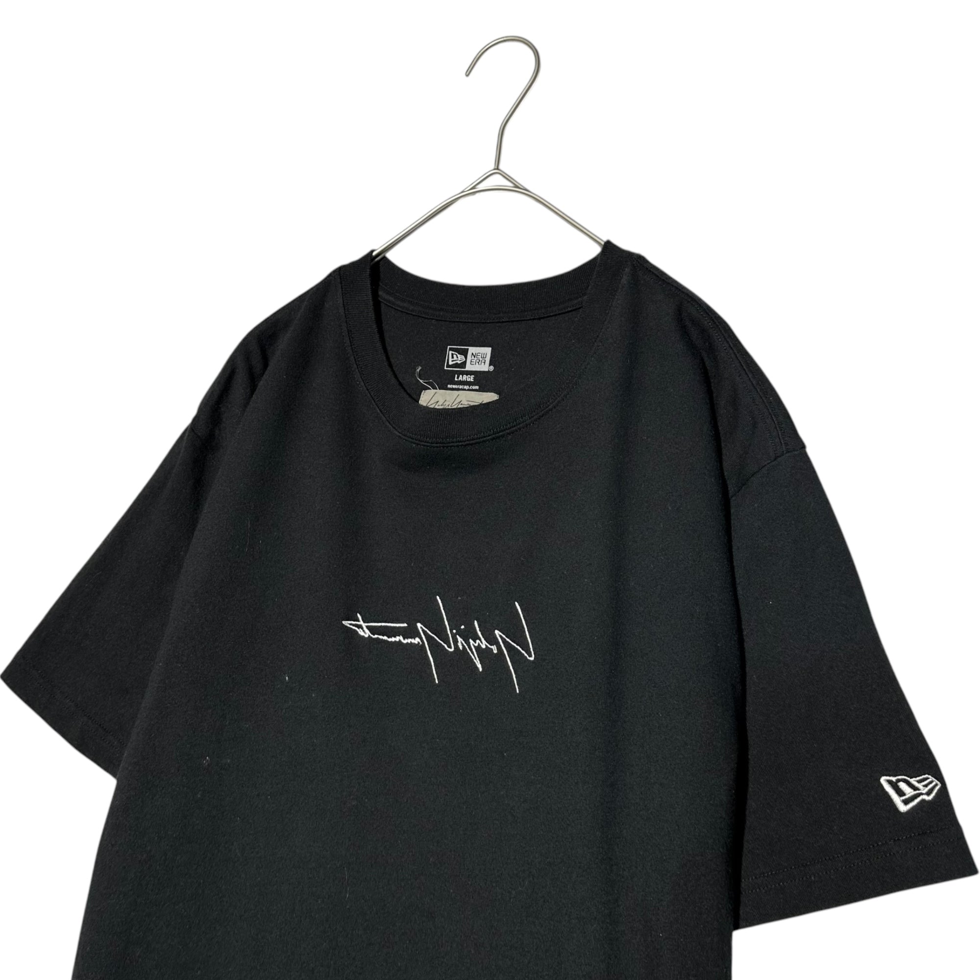 YOHJI YAMAMOTO POUR HOMME×NEW ERA(ヨウジヤマモトプールオム×ニューエラ) 20SS SS COTTON TEE YY D ロゴ 刺繍 バック グラフィック プリント Tシャツ HN-T98-082 4 ブラック