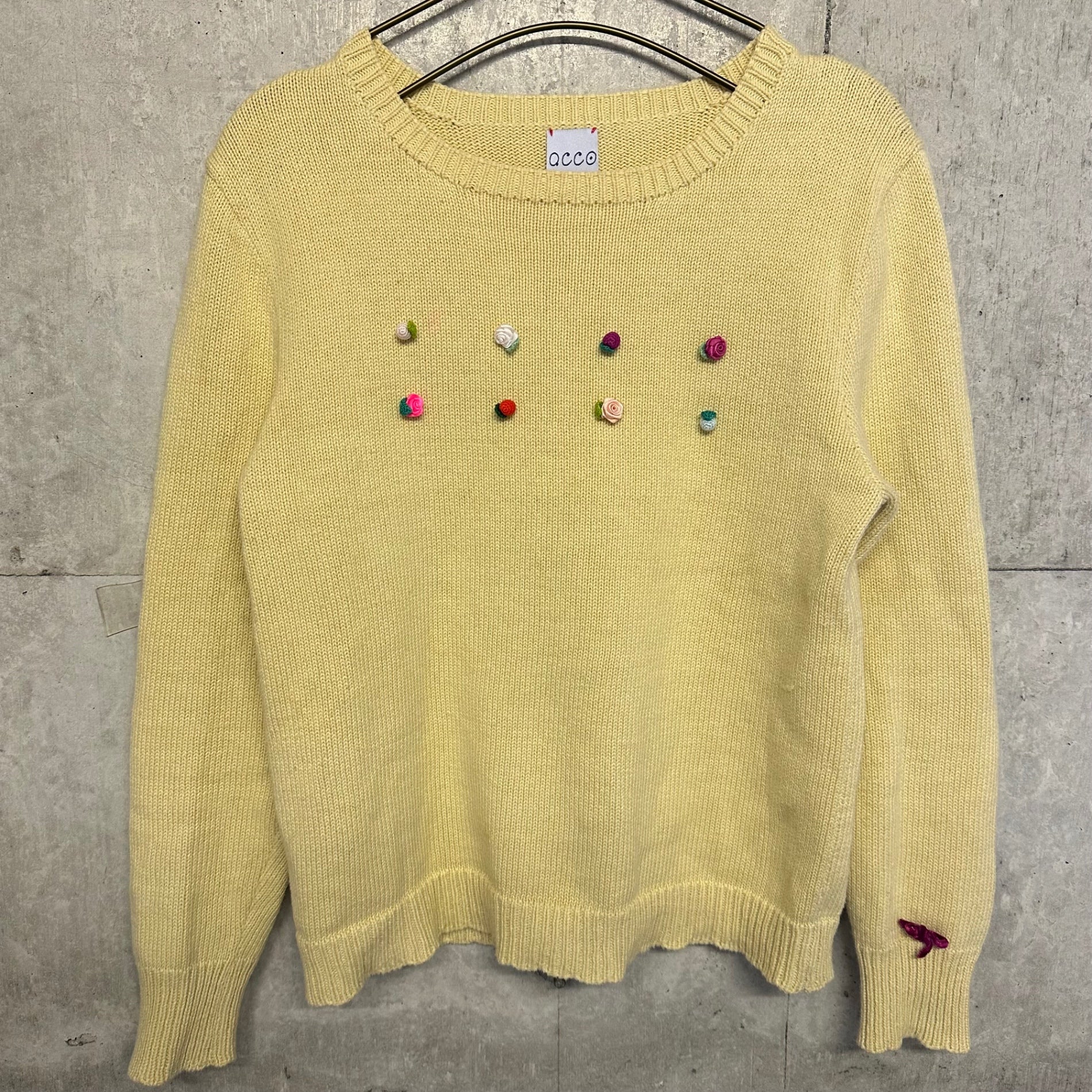 acco(アッコ) ニットモチーフ付き ロングスリーブニット エルボデザイン Mサイズ程度 ベージュ×マルチカラー