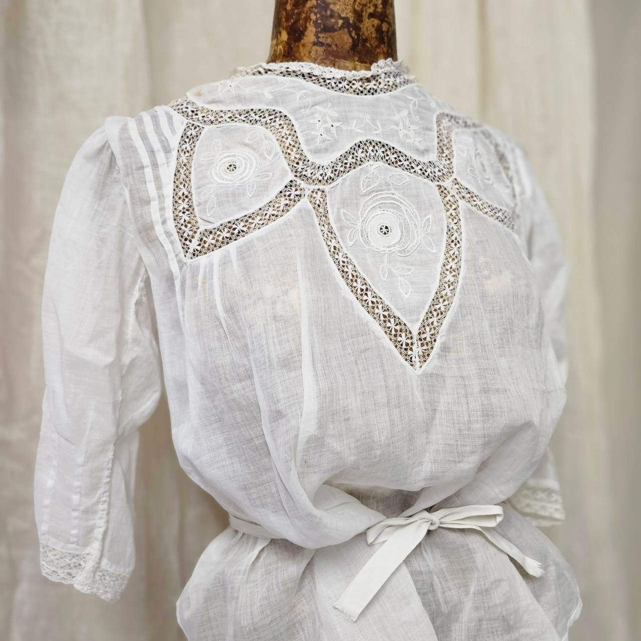 Euro antique(ヨーロッパアンティーク) 20's~handwork made lace and embroidery long sleeve blouse ハンドレースと刺繍のアンティークブラウス S~M程度 ホワイト