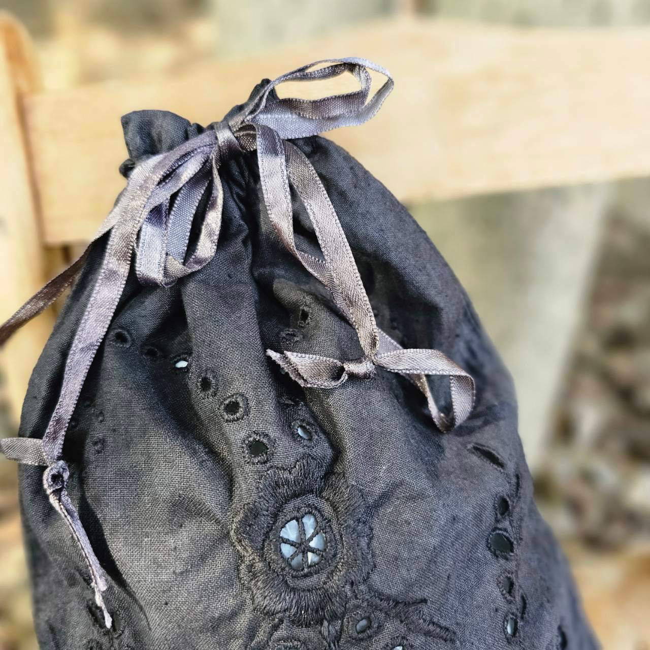 Euro antique(ヨーロッパアンティーク) antique linen cutwork embroidery purse アンティークリネンのカットワーク刺繍巾着 ポーチ 後染め加工 ブラック