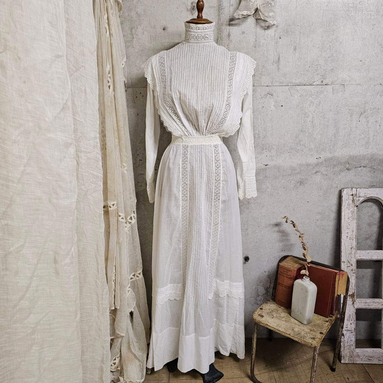 Euro antique(ヨーロッパアンティーク) 10's~Victorian cotton standcollar long onepiece コットンのスタンドカラーとレースのロング丈ドレス ワンピース ウエスト:約56cm、着丈:約135cm/各所にダメージ有 ホワイト