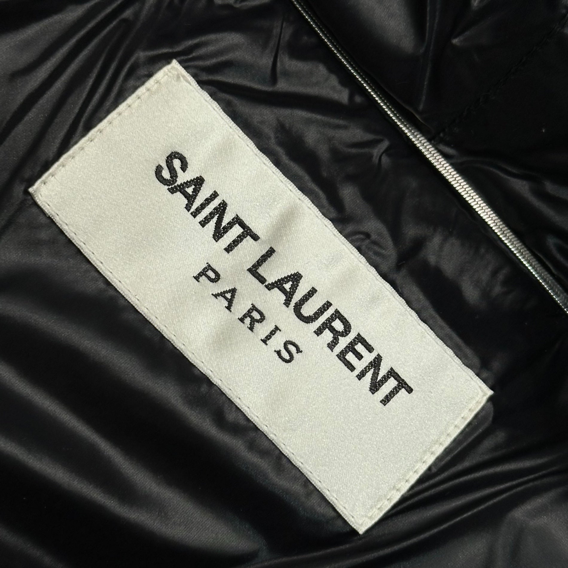 Saint Laurent(サンローラン) 23AW Cassandra Logo Padded Anorak Long Jacket カサンドラ ロゴ パデッド アノラック ロング ジャケット YP53 2023 00023 50 ブラック M71U 758264 Y5F65 1000 2023FW 中綿