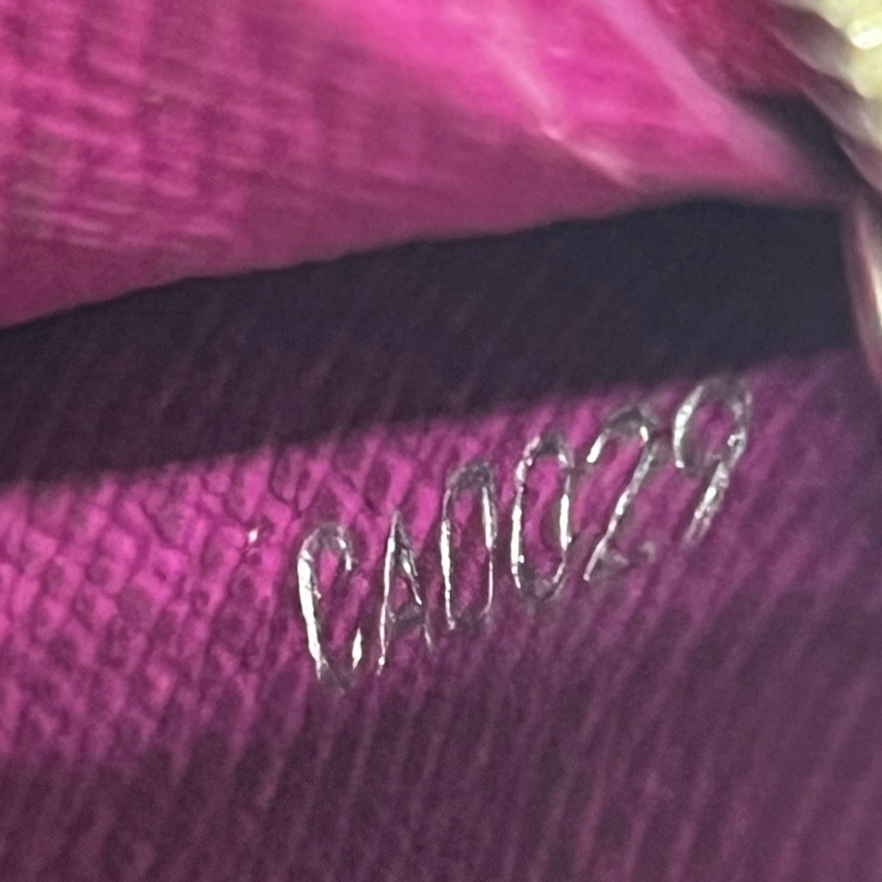 LOUIS VUITTON(ルイヴィトン) ポルトオフォイユサラ/長財布/エピ M6374L カシス(パープル) 製造番号:CA0029/イニシャル入り