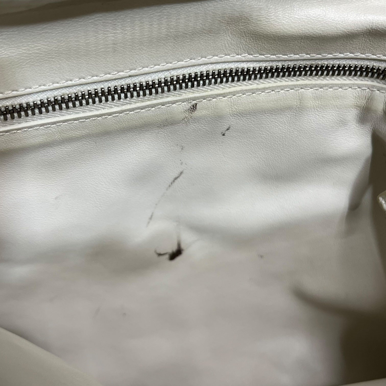 BOTTEGA VENETA(ボッテガヴェネタ) Triangle twist leather handbag トライアングル ツイスト レザー ハンドバッグ ホワイト