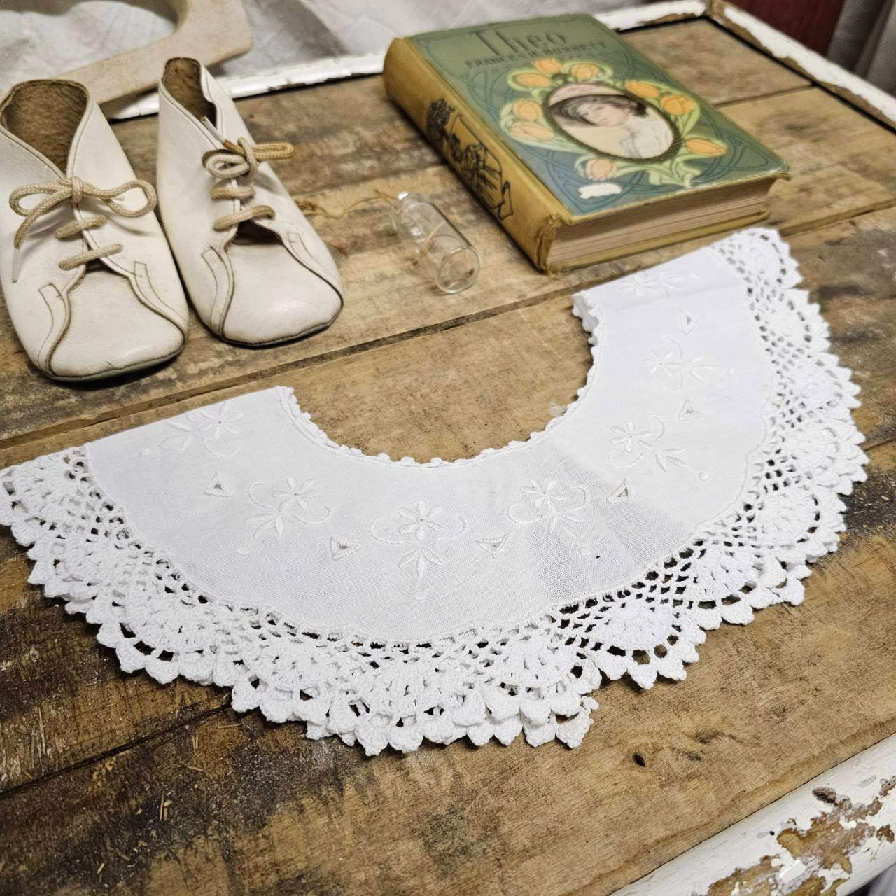 Euro vintage(ヨーロッパヴィンテージ) cottonlinen flower embroidery mini collar コットンリネンの花刺繍入りちいさなつけ襟 未使用に近い ホワイト