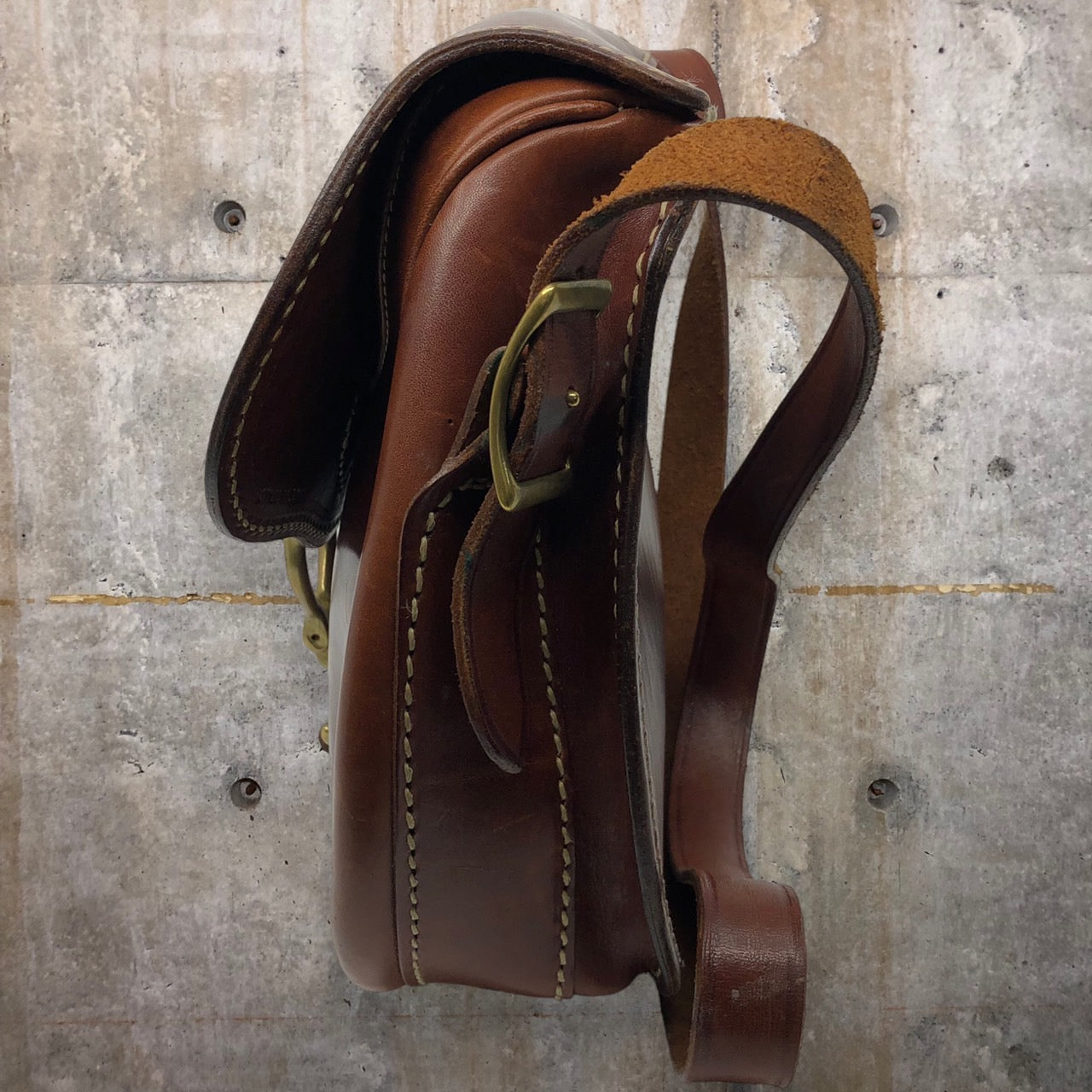 ISAIAH KINCAID(イザヤキンケイド) ヴィンテージ真鍮バックルレザーショルダーバッグ ブラウン イタリア製 厚革