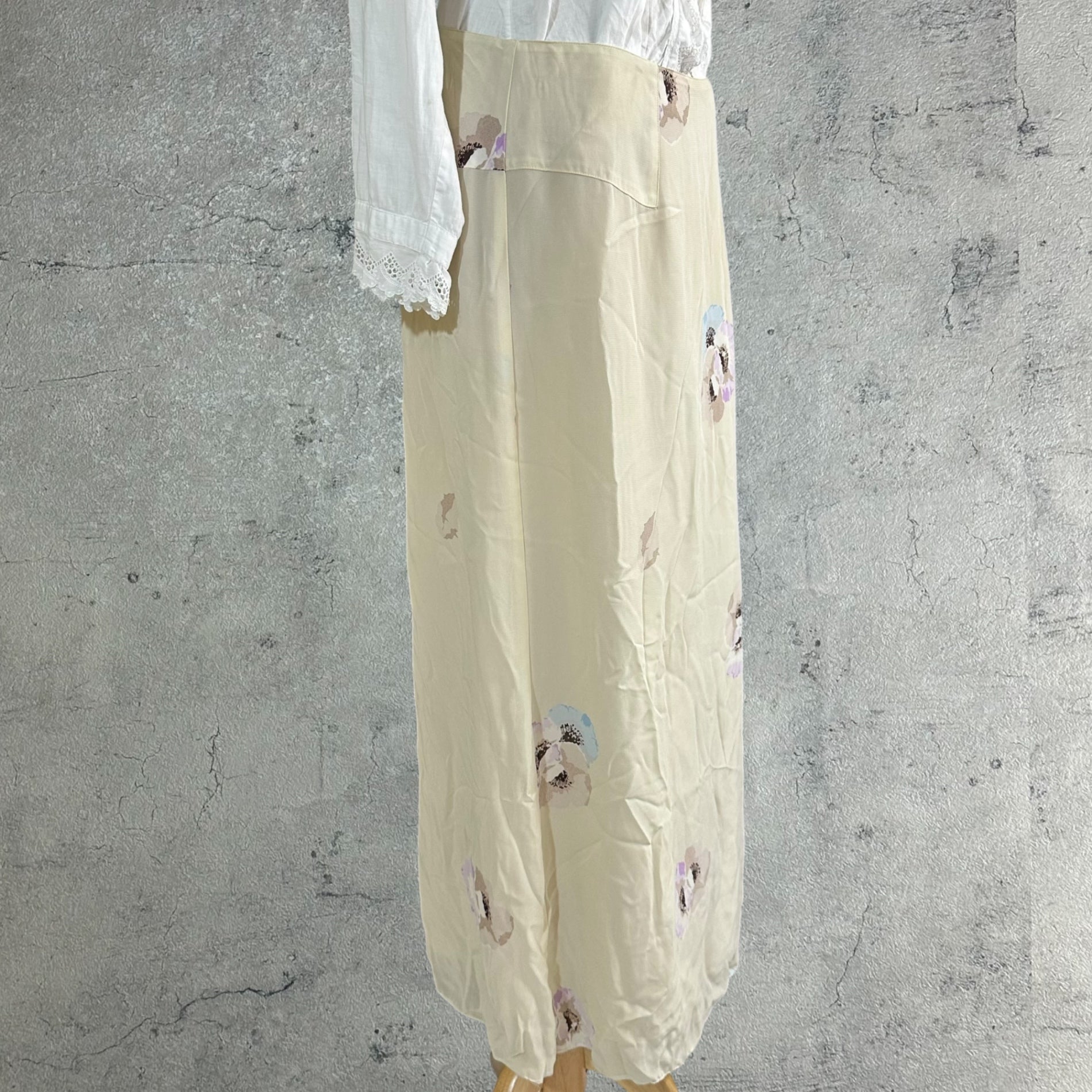 Euro vintage(ヨーロッパヴィンテージ) a flower_70's~〘Cacharel〙light beige floral long skirt フローラルプリントロングスカート Mサイズ程度 ベージュ×マルチカラー