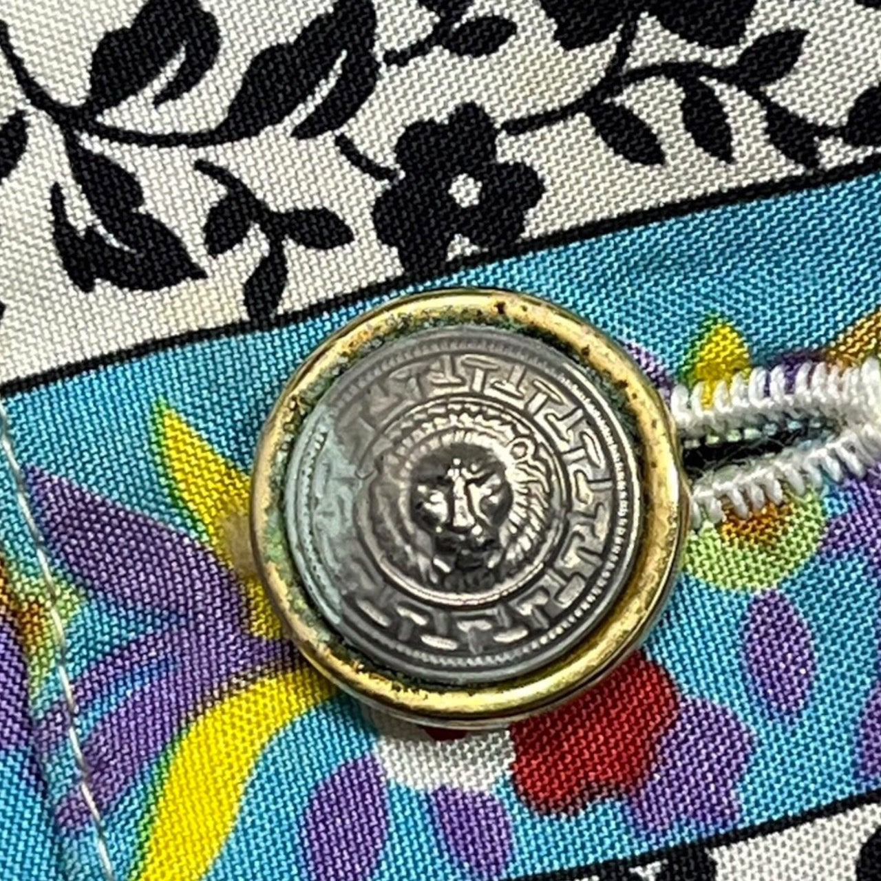 VERSUS VERSACE(ヴェルサスヴェルサーチ) 90~00's allover scarf shirt/総柄スカーフシャツ/デザインボタン/ヴィンテージ SIZE 40/26(Lサイズ程度) ブルー×ピンク シルク100%/フラワーストライプ