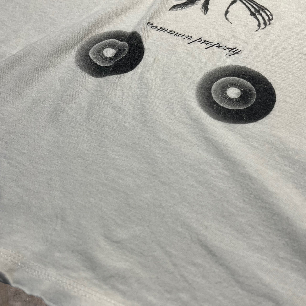 UNDERCOVERISM(アンダーカバーイズム) COMMON PROPERTY PRINT TEE L ホワイト