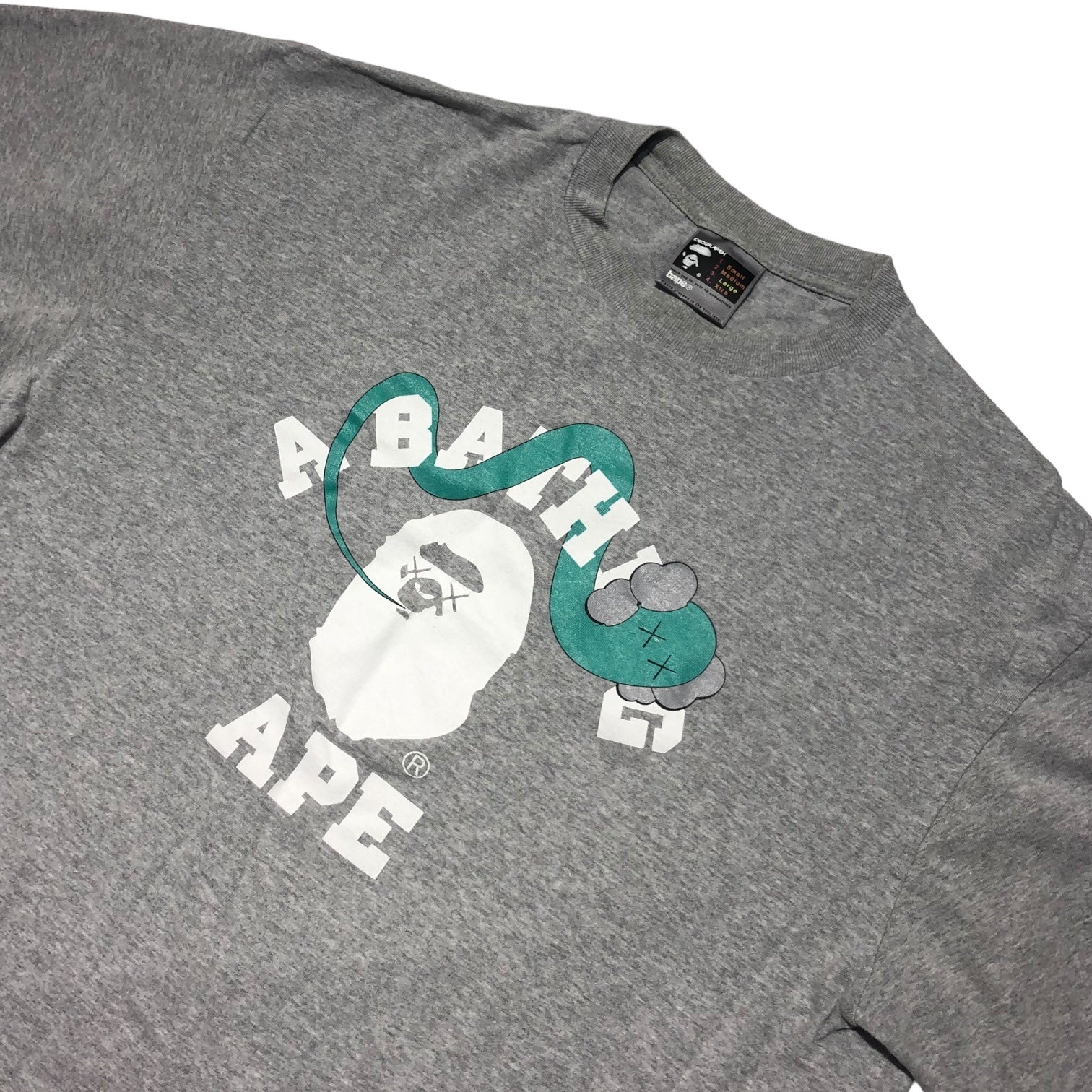 A BATHING APE×KAWS(アベイシングエイプ×カウズ) KAWS Graphic Logo T shirt グラフィック ロゴ Tシャツ L グレー×グリーン