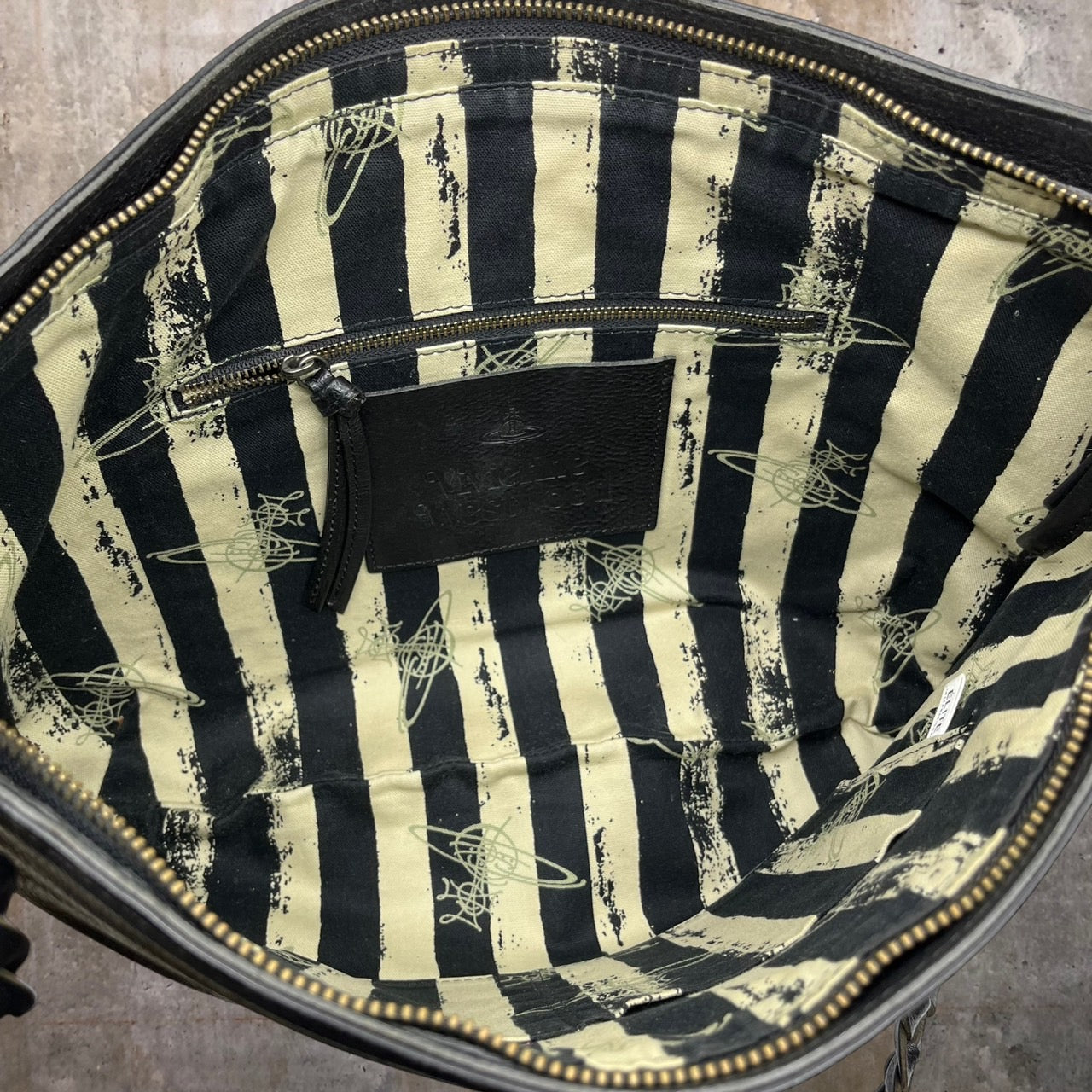 Vivienne Westwood(ヴィヴィアンウエストウッド) orb studs leather shoulder bag/オーブスタッズレザーショルダーバッグ ブラック