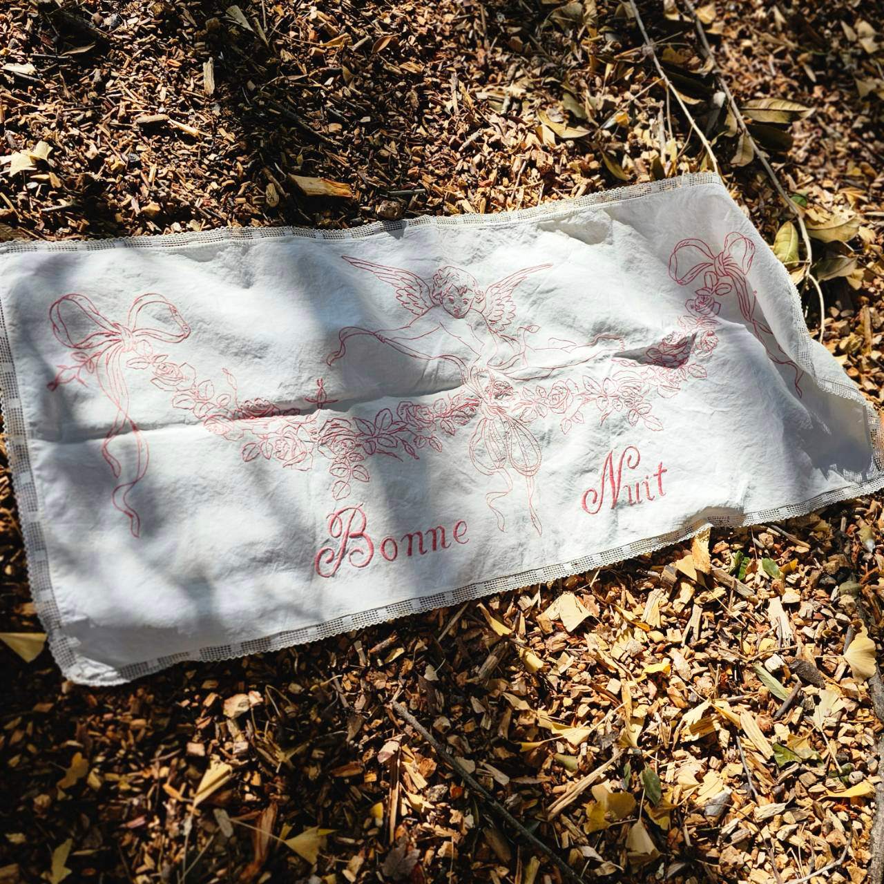 VINTAGE(ヴィンテージ) 「bonne nuit」 fabric table cloth 「おやすみ」テーブルクロス ファブリック ベージュ(刺繍:レッド)