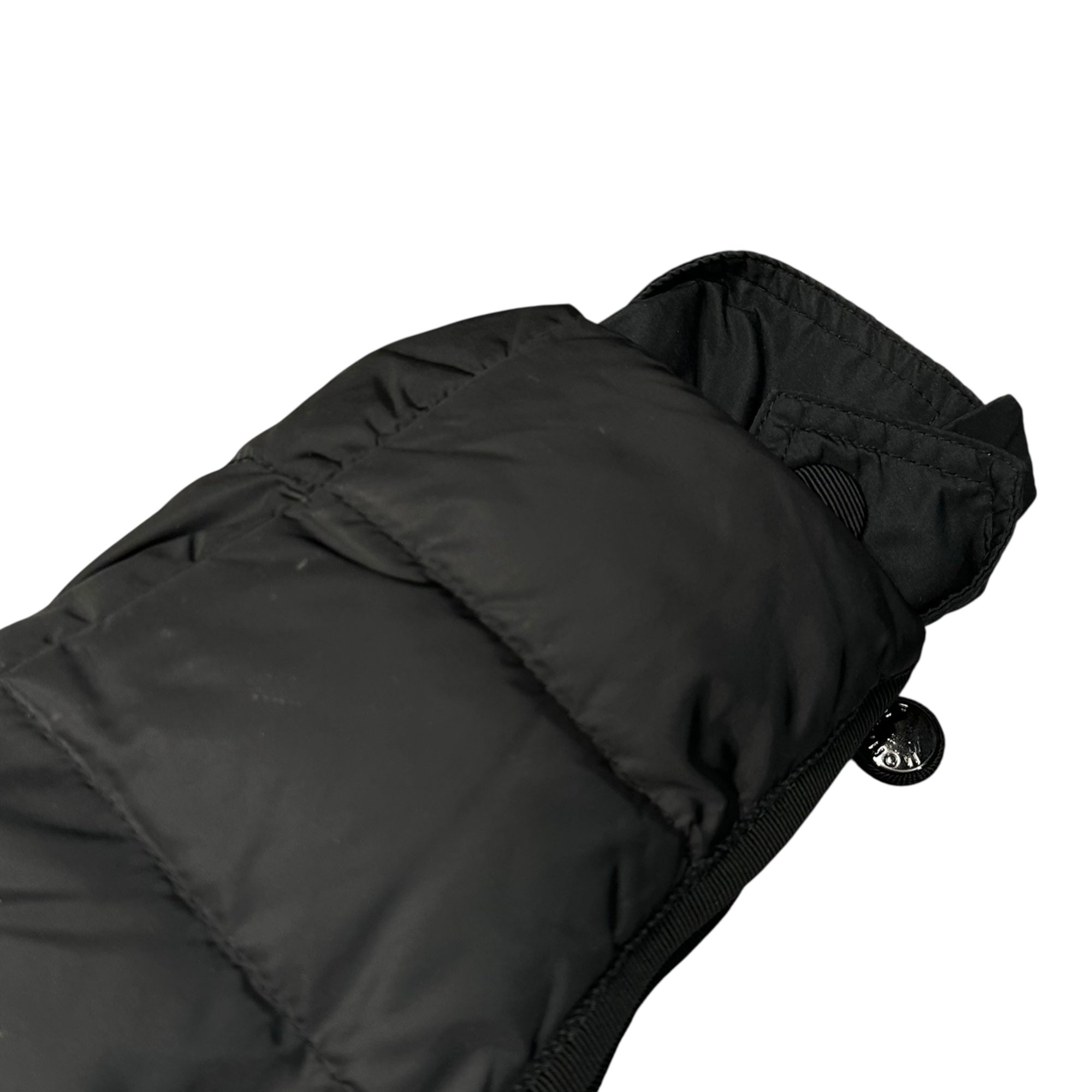 MONCLER(モンクレール) GISELE Hooded Quilted Down Coat フーデッド キルティング ダウン コート B20934993885 2 ブラック ジャケット ロゴ ワッペン