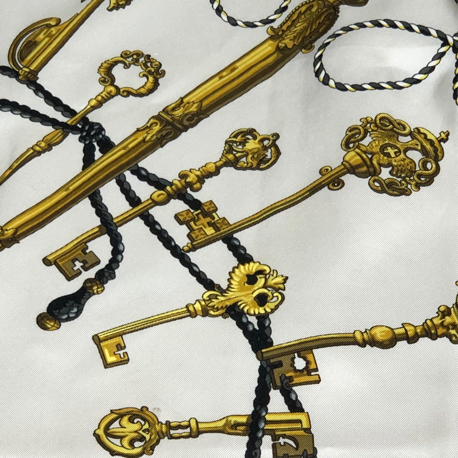 HERMES(エルメス) Carres 90 ”LES CLES THE KEYS RARE” カレ 90 ブラック×ホワイト×ゴールド シルクスカーフ 鍵柄 フランス製 シルク100%