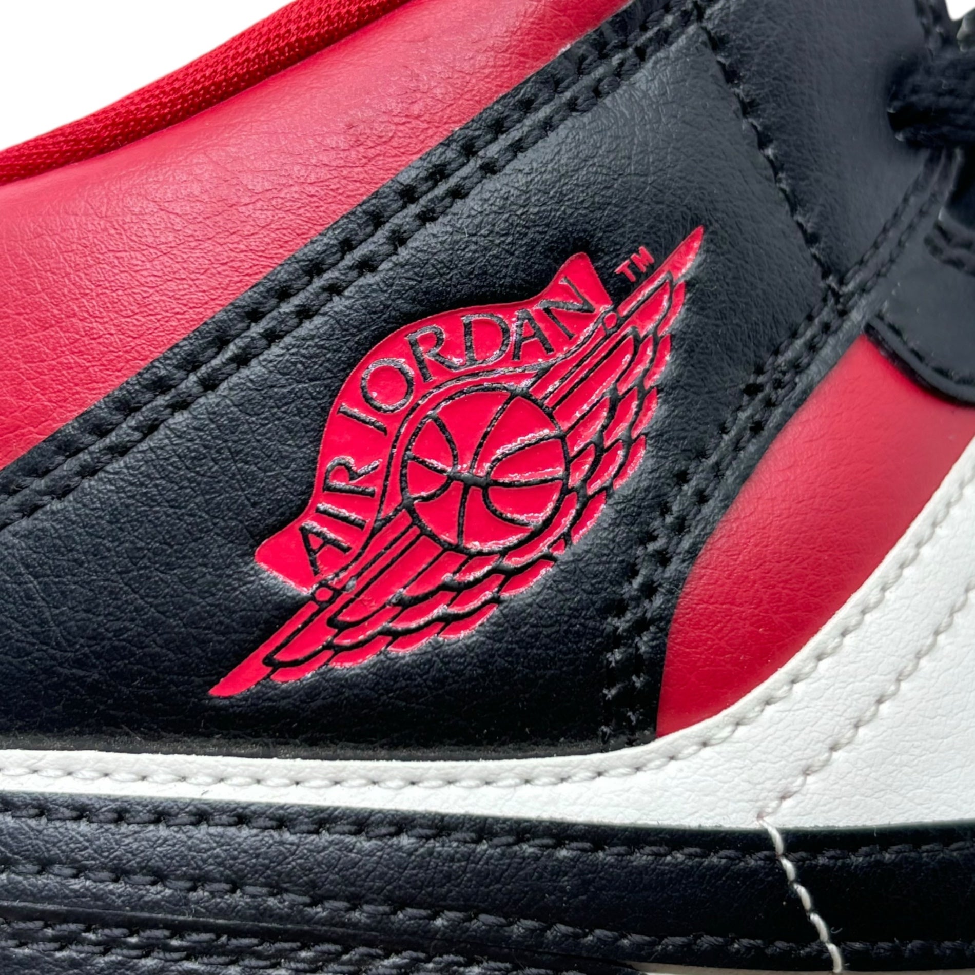 NIKE(ナイキ) W AIR JORDAN 1 MID エアジョーダン 1 ミッド BQ6472-061 25.5cm ブラック×ホワイト×レッド ハイカット スニーカー