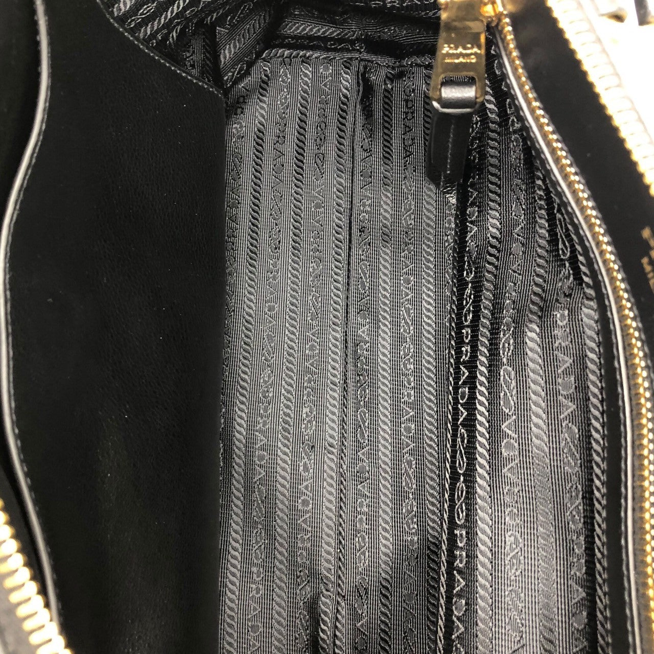 PRADA(プラダ) Embossed logo calf leather 2WAY shoulder bag エンボスロゴ カーフレザー 2WAY ショルダーバッグ 1BA104 ブラック ギャランティカード付属 ロゴ