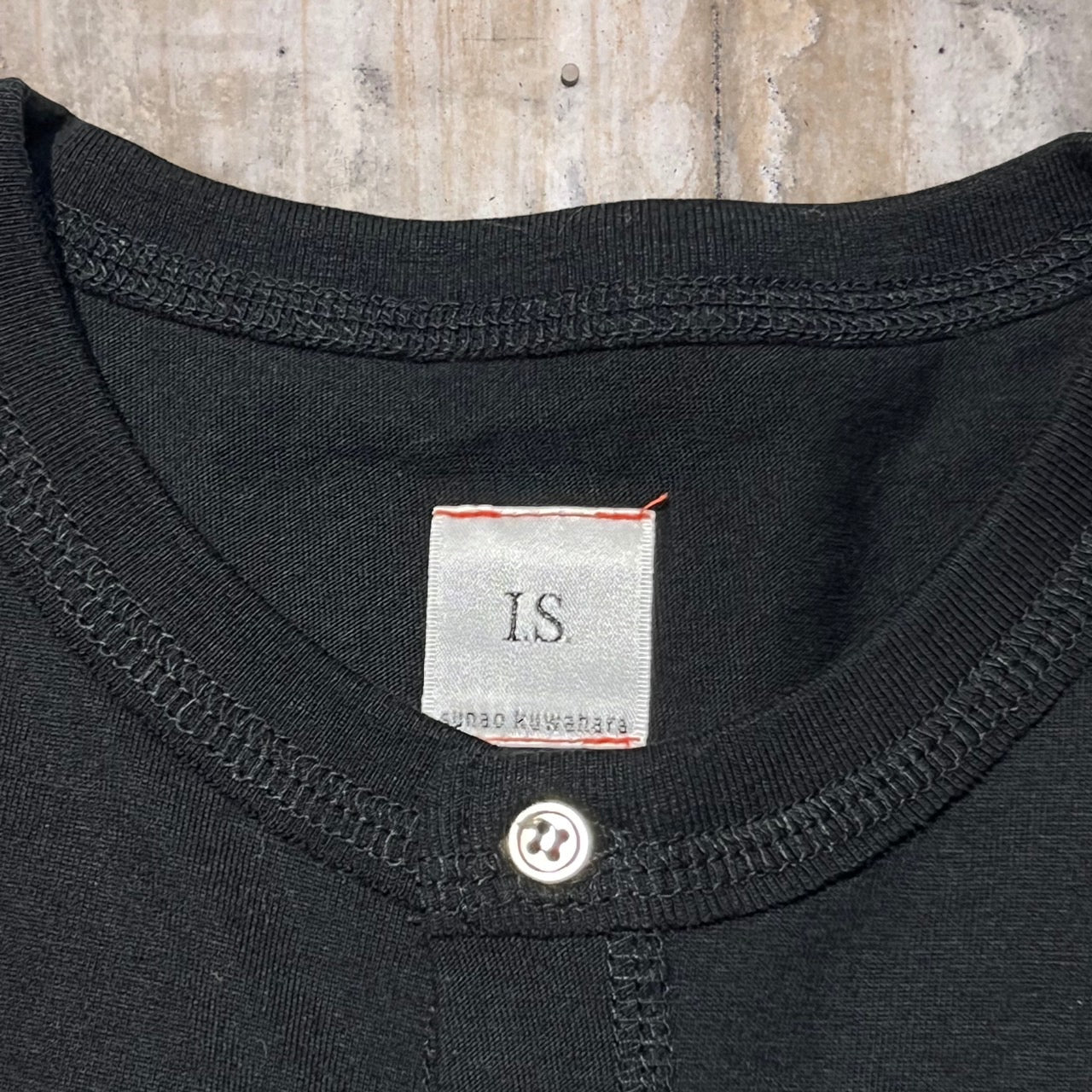 i.s. sunao kuwahara(アイエススナオクワハラ) ロゴプリントアンサンブルカーディガン IS21-30025 M ブラック