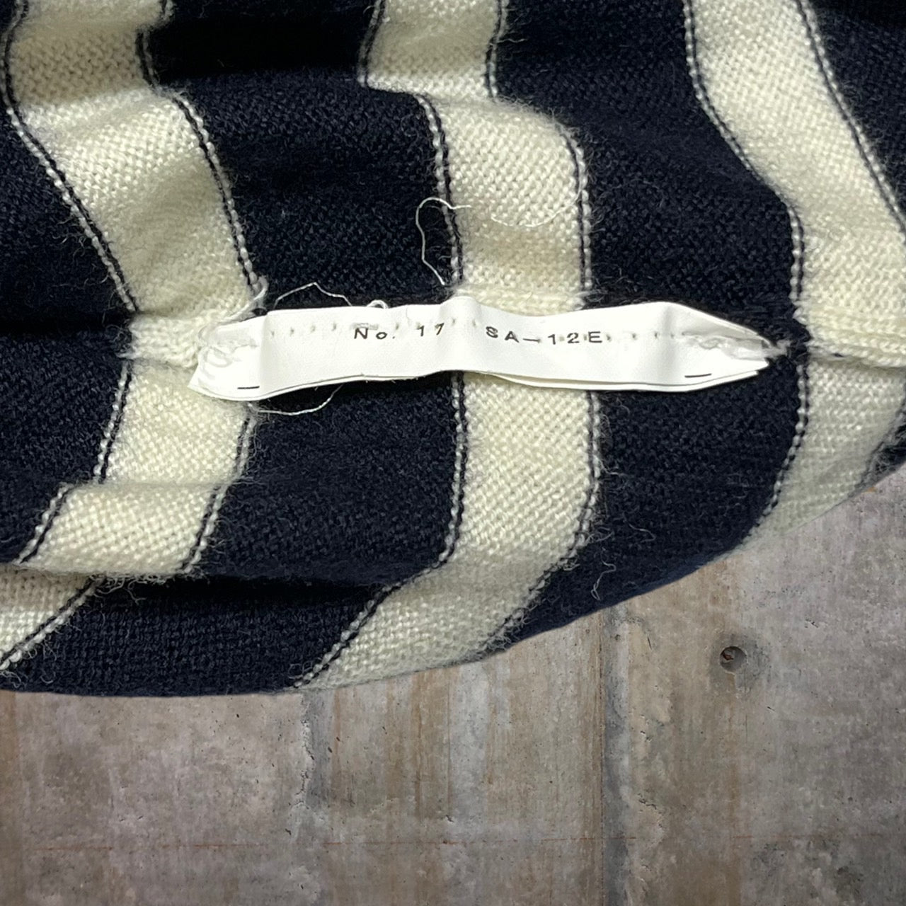 COMME des GARCONS(コムデギャルソン) ペンキ加工ボーダーニットプルオーバー 表記切れ アイボリー×ネイビー ブランドタグ・品質表示タグ切り取り