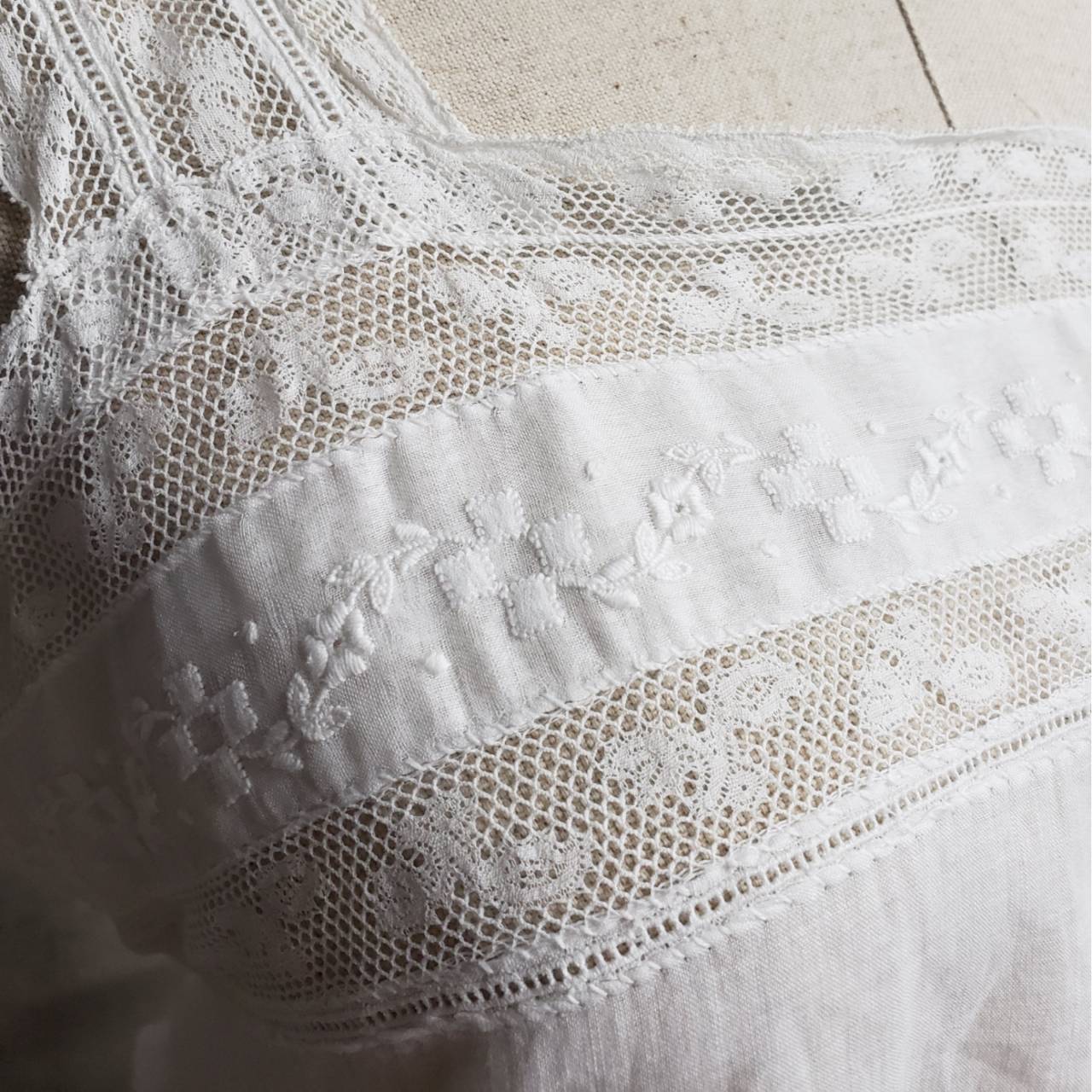 Euro Vintage(ヨーロッパヴィンテージ) Kasane_フレンチレースと刺繍を纏うキャミソール 表記なし(Mサイズ程度) ホワイト