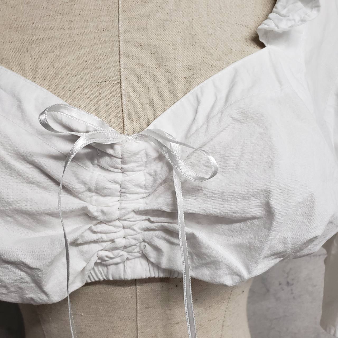 Vintage(ヴィンテージ) ウエストギャザー×フロントリボンショートトップス 46(Mサイズ程度) ホワイト