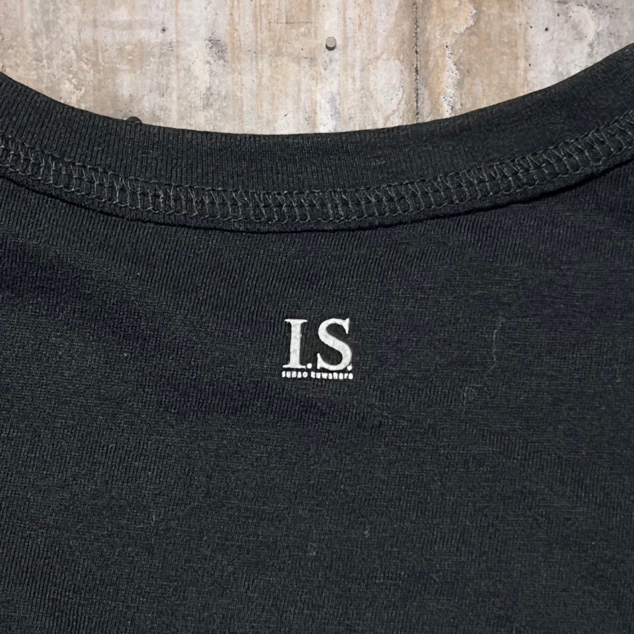 i.s. sunao kuwahara(アイエススナオクワハラ) ロゴプリントアンサンブルカーディガン IS21-30025 M ブラック