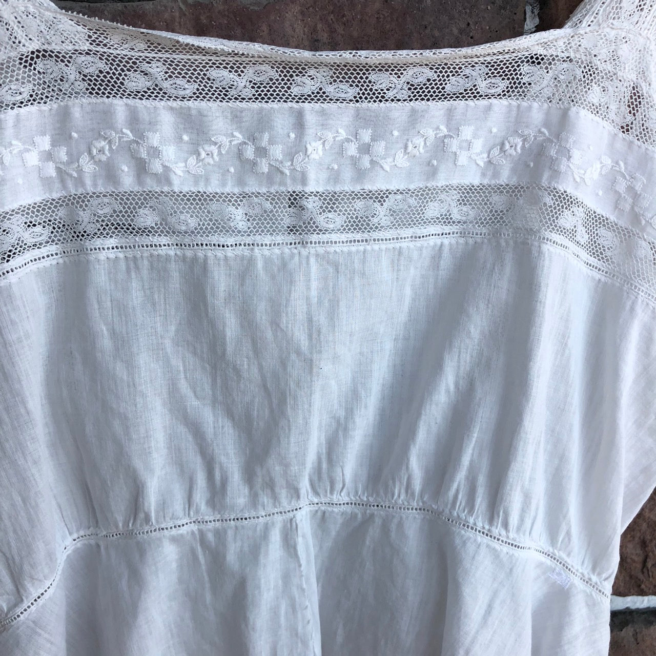 Euro Vintage(ヨーロッパヴィンテージ) Kasane_フレンチレースと刺繍を纏うキャミソール 表記なし(Mサイズ程度) ホワイト