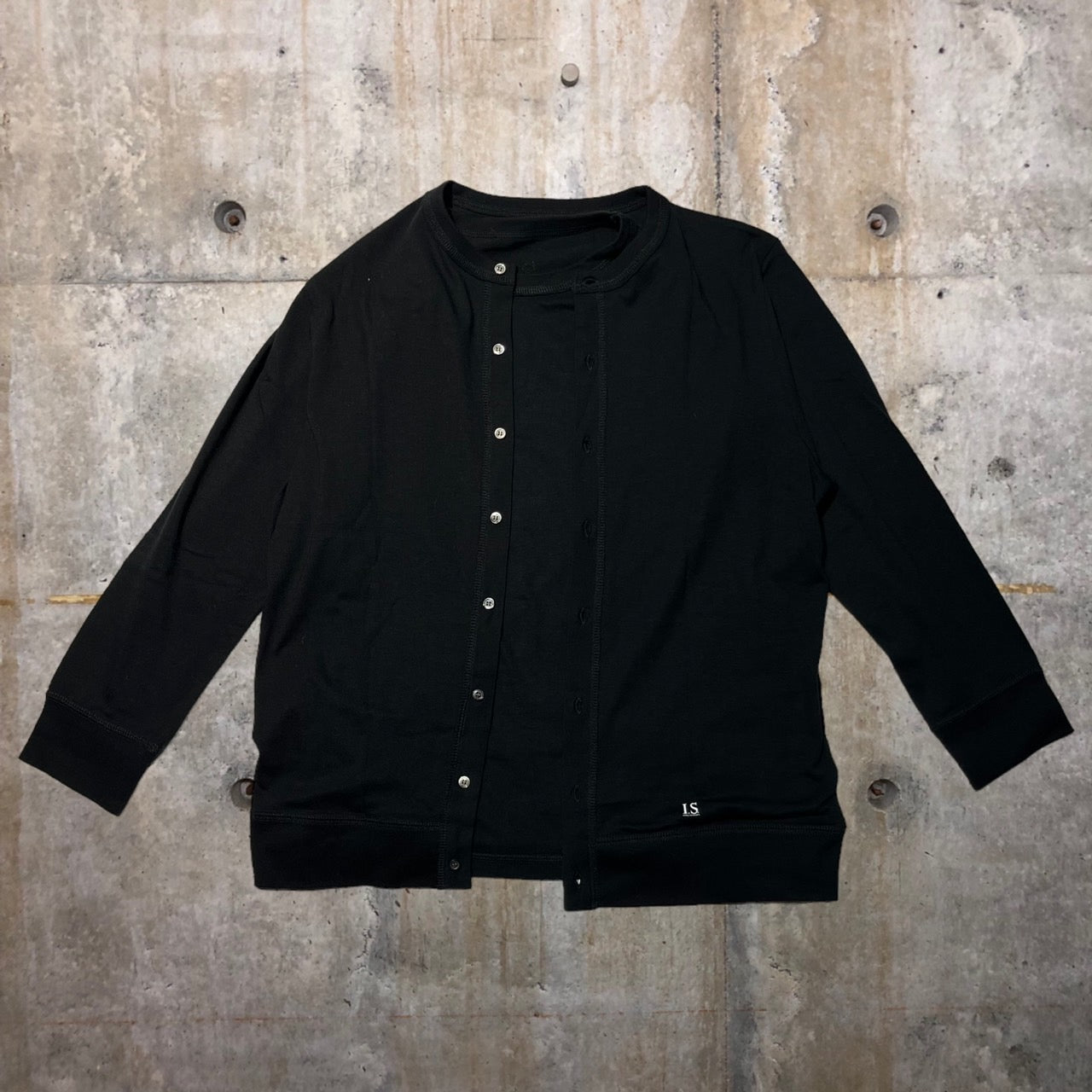 i.s. sunao kuwahara(アイエススナオクワハラ) ロゴプリントアンサンブルカーディガン IS21-30025 M ブラック