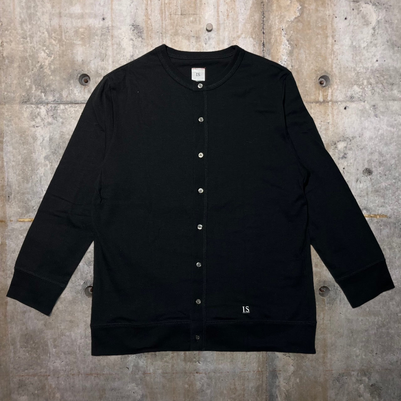 i.s. sunao kuwahara(アイエススナオクワハラ) ロゴプリントアンサンブルカーディガン IS21-30025 M ブラック