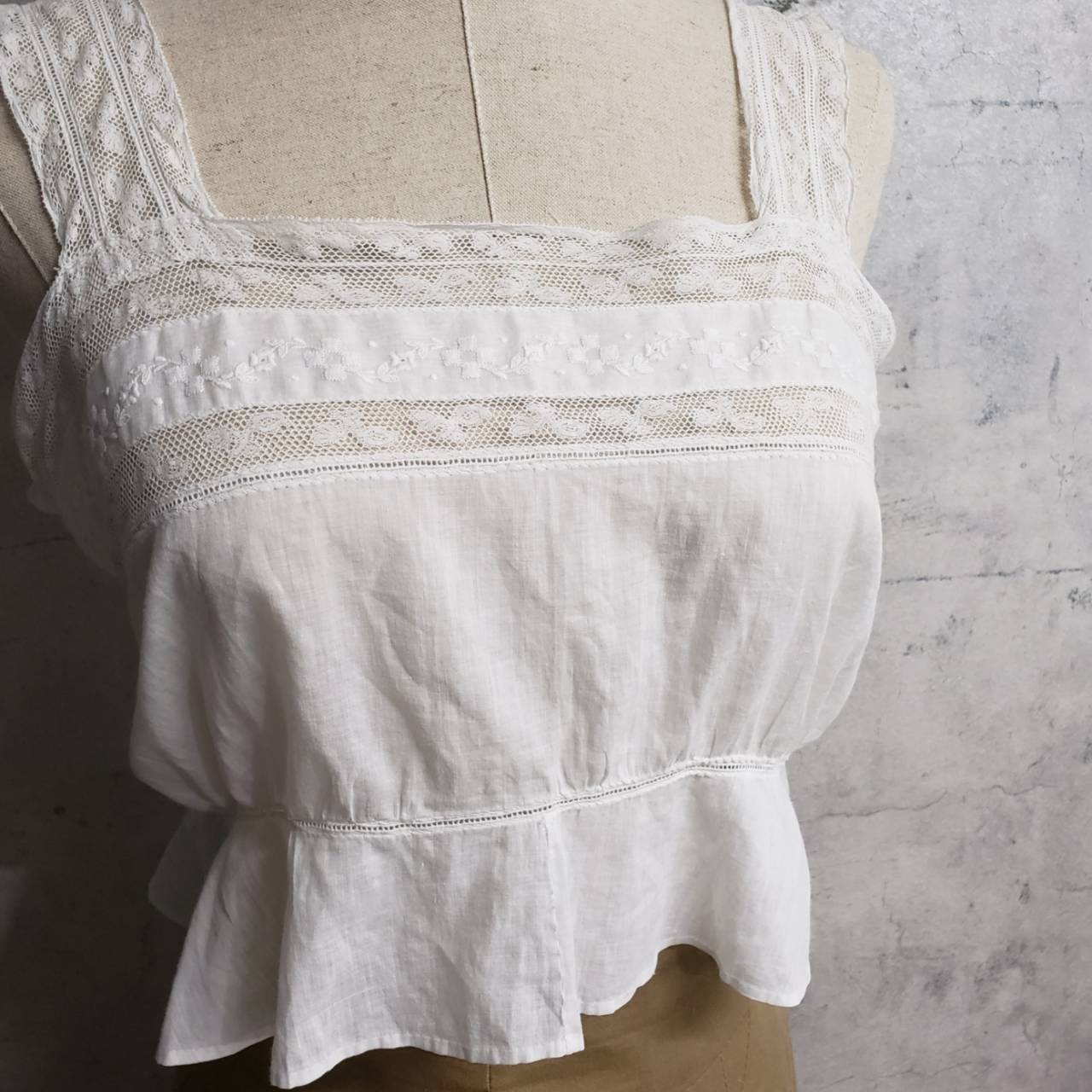 Euro Vintage(ヨーロッパヴィンテージ) Kasane_フレンチレースと刺繍を纏うキャミソール 表記なし(Mサイズ程度) ホワイト