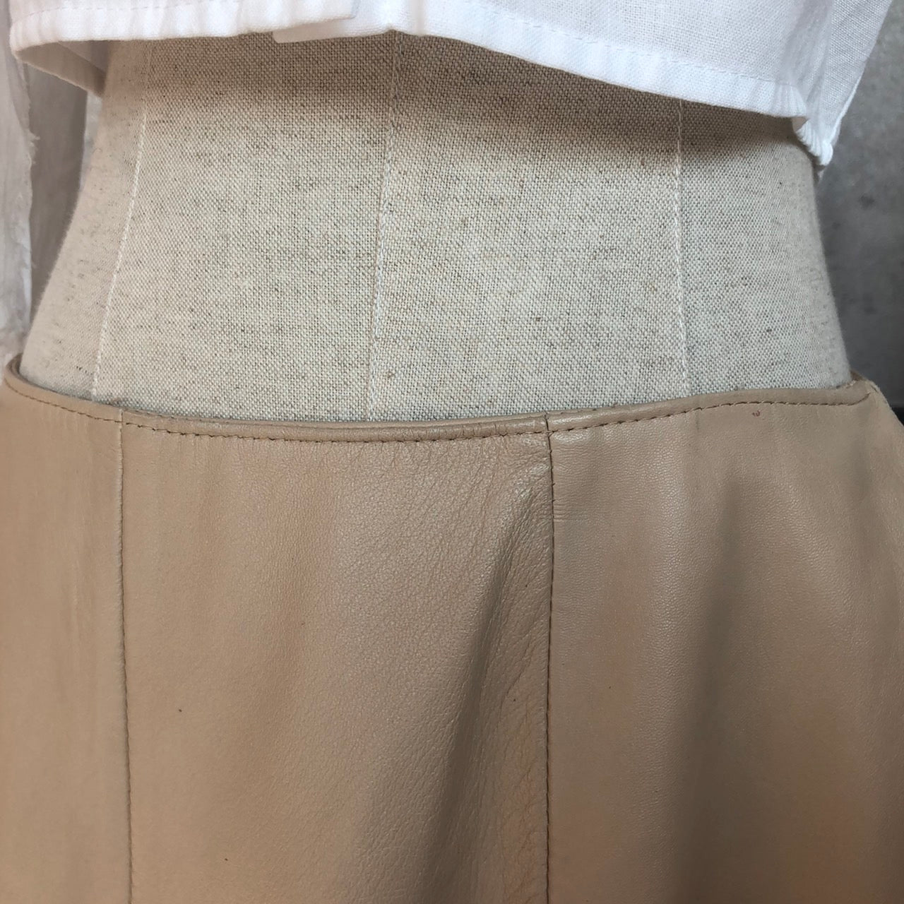 Euro Vintage(ヨーロッパヴィンテージ) Milk_レザー膝丈スカート 15(Lサイズ程度) ベージュ