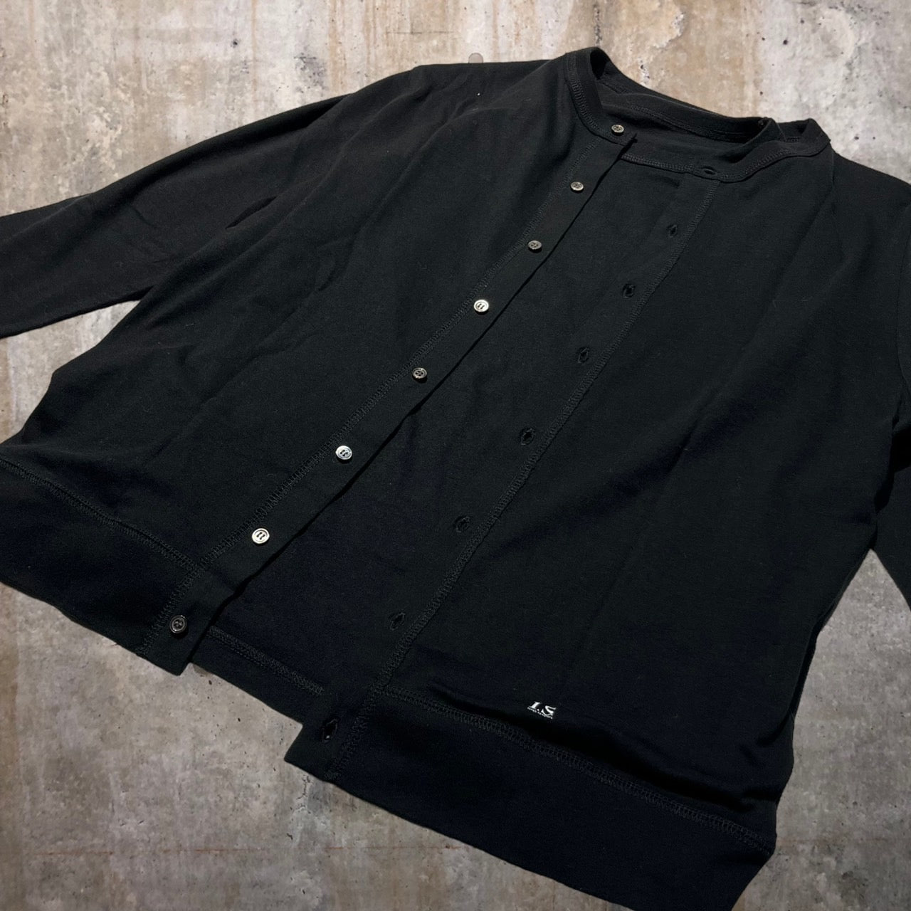 i.s. sunao kuwahara(アイエススナオクワハラ) ロゴプリントアンサンブルカーディガン IS21-30025 M ブラック