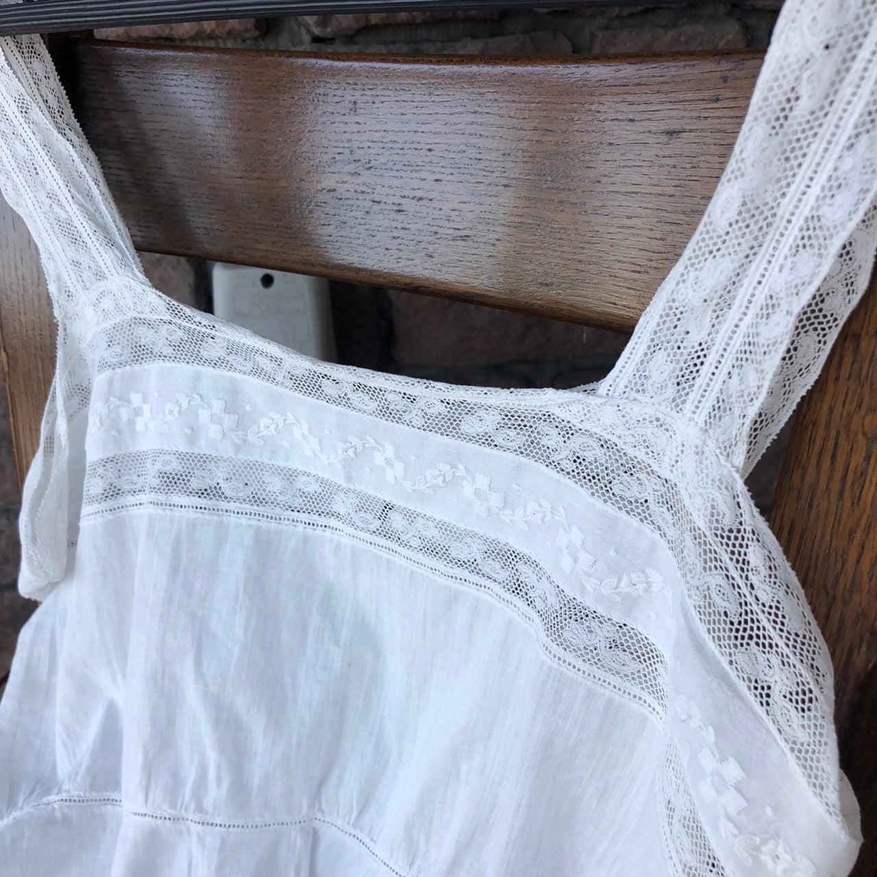 Euro Vintage(ヨーロッパヴィンテージ) Kasane_フレンチレースと刺繍を纏うキャミソール 表記なし(Mサイズ程度) ホワイト