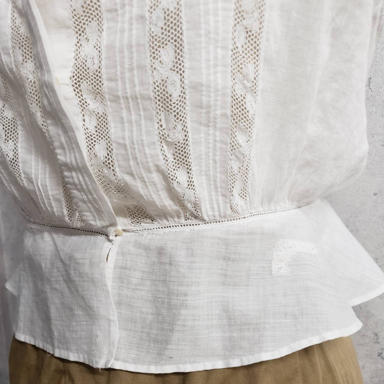 Euro Vintage(ヨーロッパヴィンテージ) Kasane_フレンチレースと刺繍を纏うキャミソール 表記なし(Mサイズ程度) ホワイト