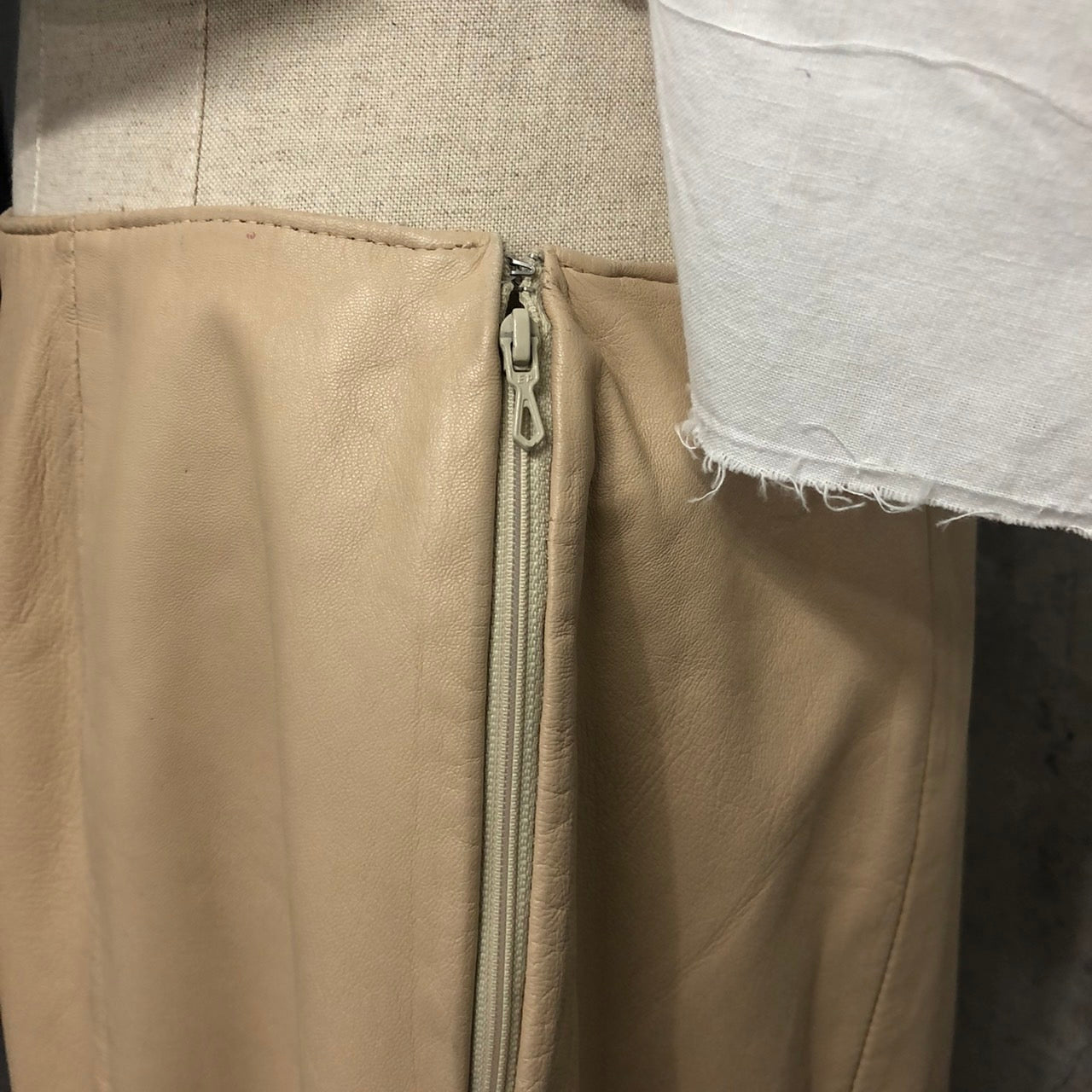 Euro Vintage(ヨーロッパヴィンテージ) Milk_レザー膝丈スカート 15(Lサイズ程度) ベージュ