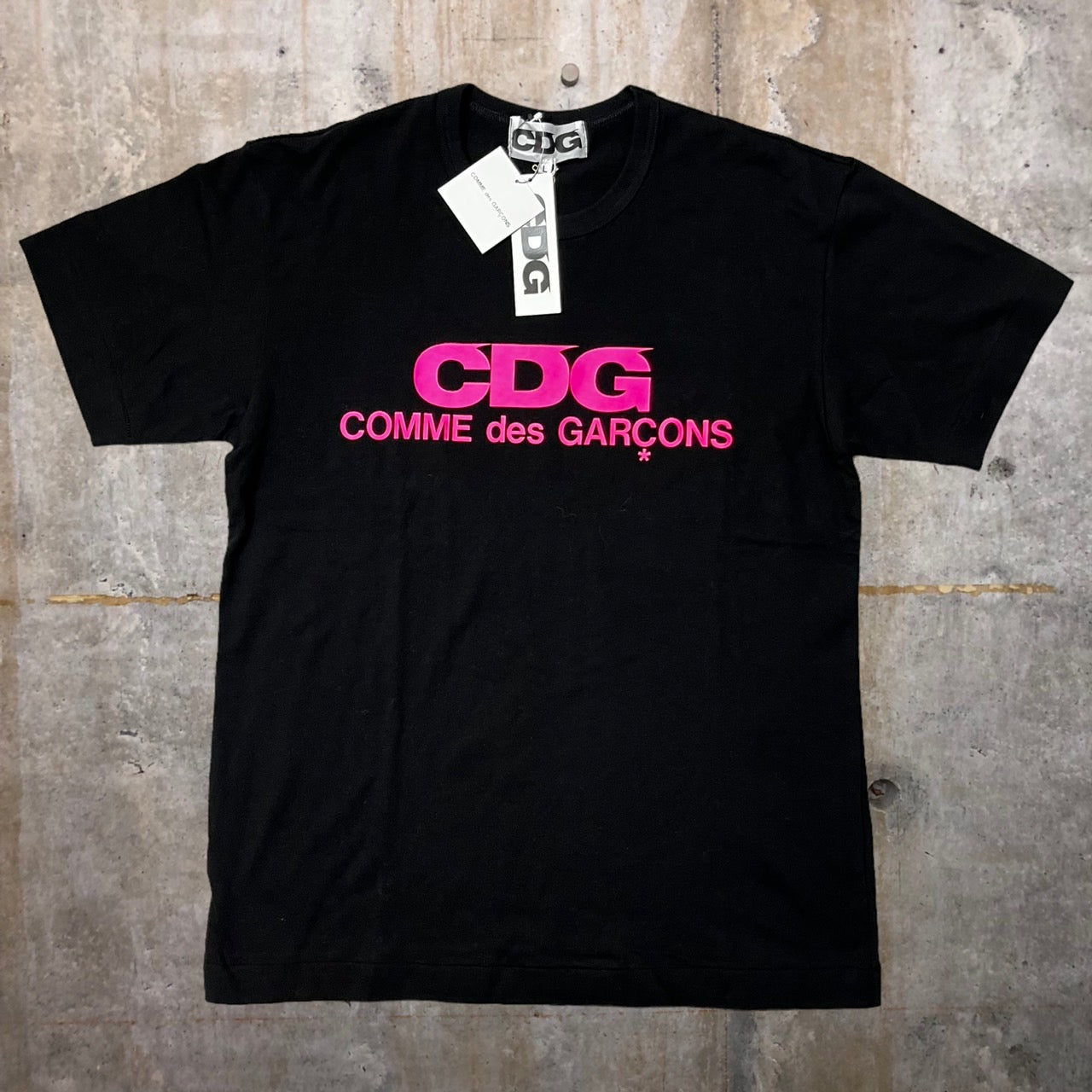 CDG COMME des GARCONS(シーディージーコムデギャルソン) LOGO TEE/ロゴTシャツ SZ-T019 SIZE L ブラック×ピンク タグ付