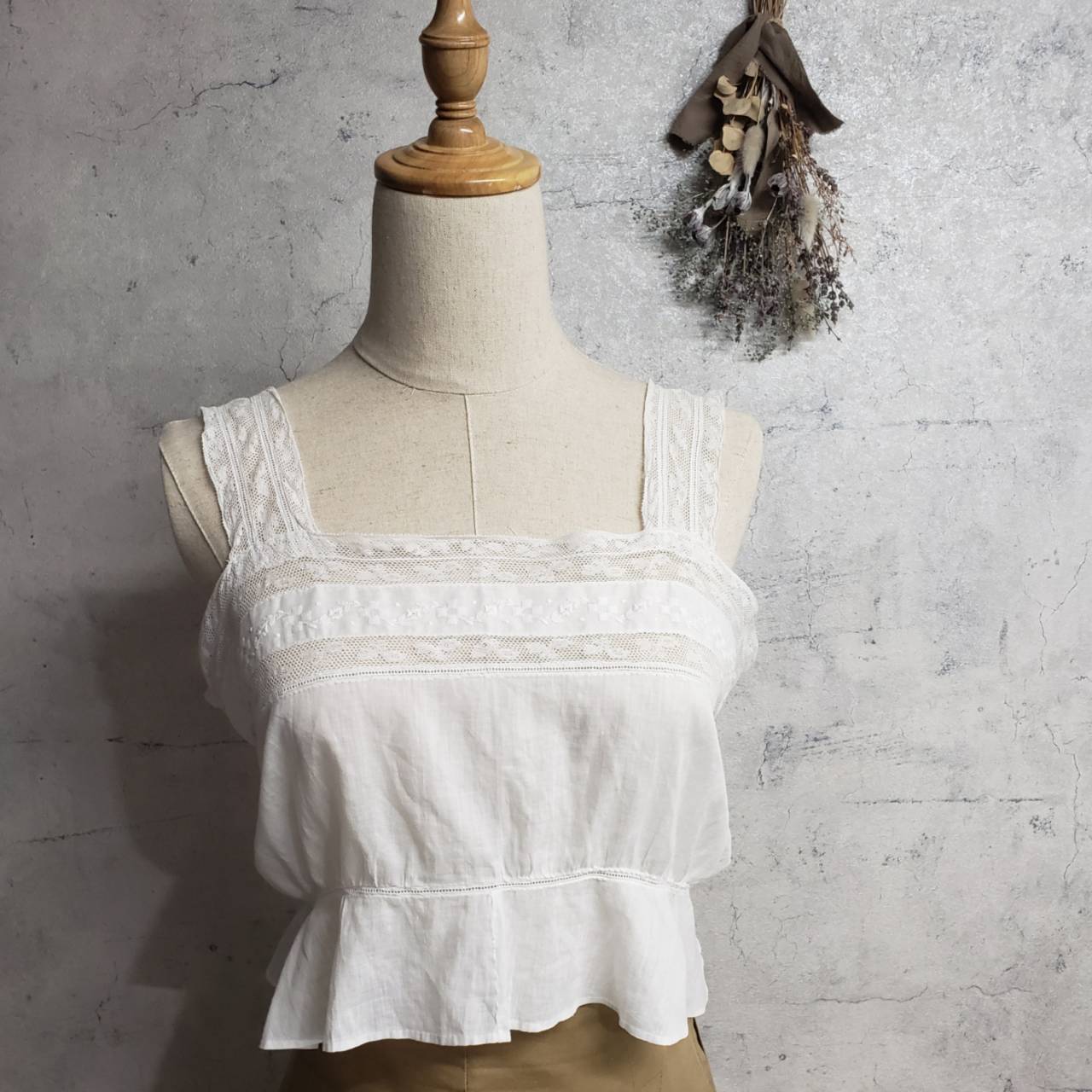 Euro Vintage(ヨーロッパヴィンテージ) Kasane_フレンチレースと刺繍を纏うキャミソール 表記なし(Mサイズ程度) ホワイト