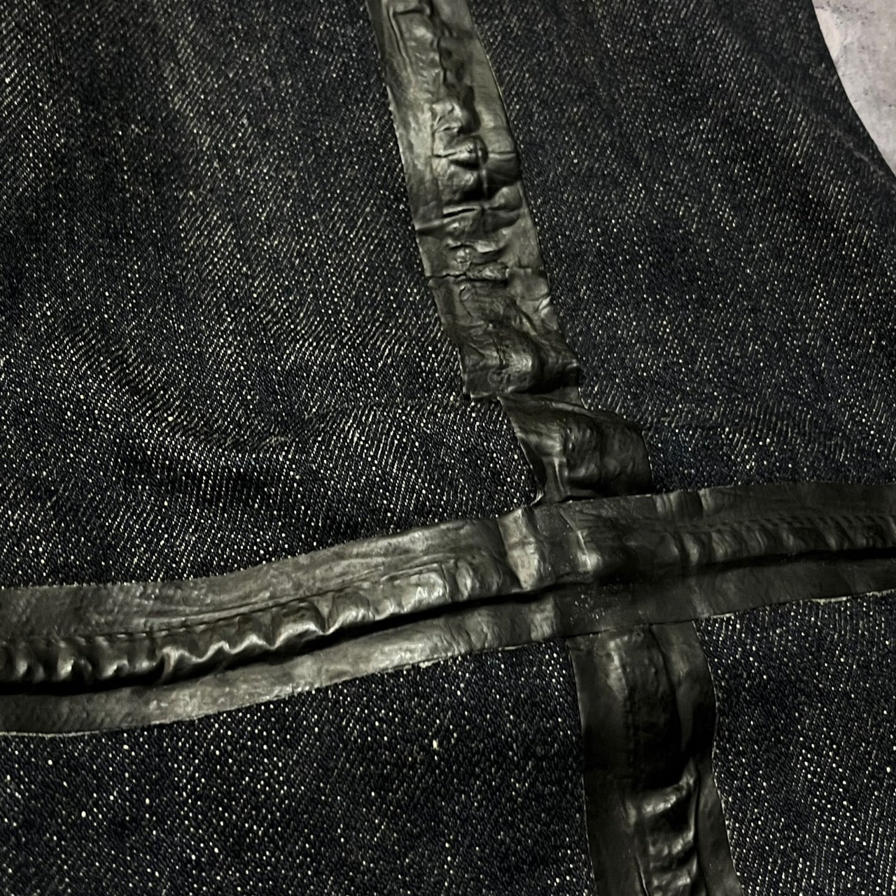 COMME des GARCONS HOMME(コムデギャルソンオム) 03AW polyurethane tape decoration denim pants/ポリウレタンテープ装飾デニムパンツ/川久保玲/00s HK-P052 SIZE M インディゴ×ブラック AD2003 本人期