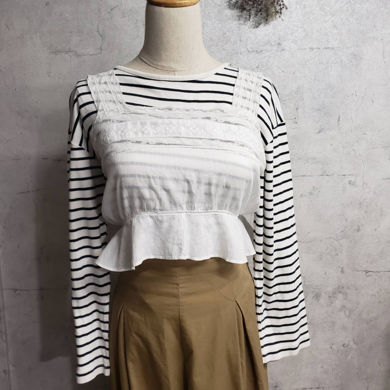 Euro Vintage(ヨーロッパヴィンテージ) Kasane_フレンチレースと刺繍を纏うキャミソール 表記なし(Mサイズ程度) ホワイト