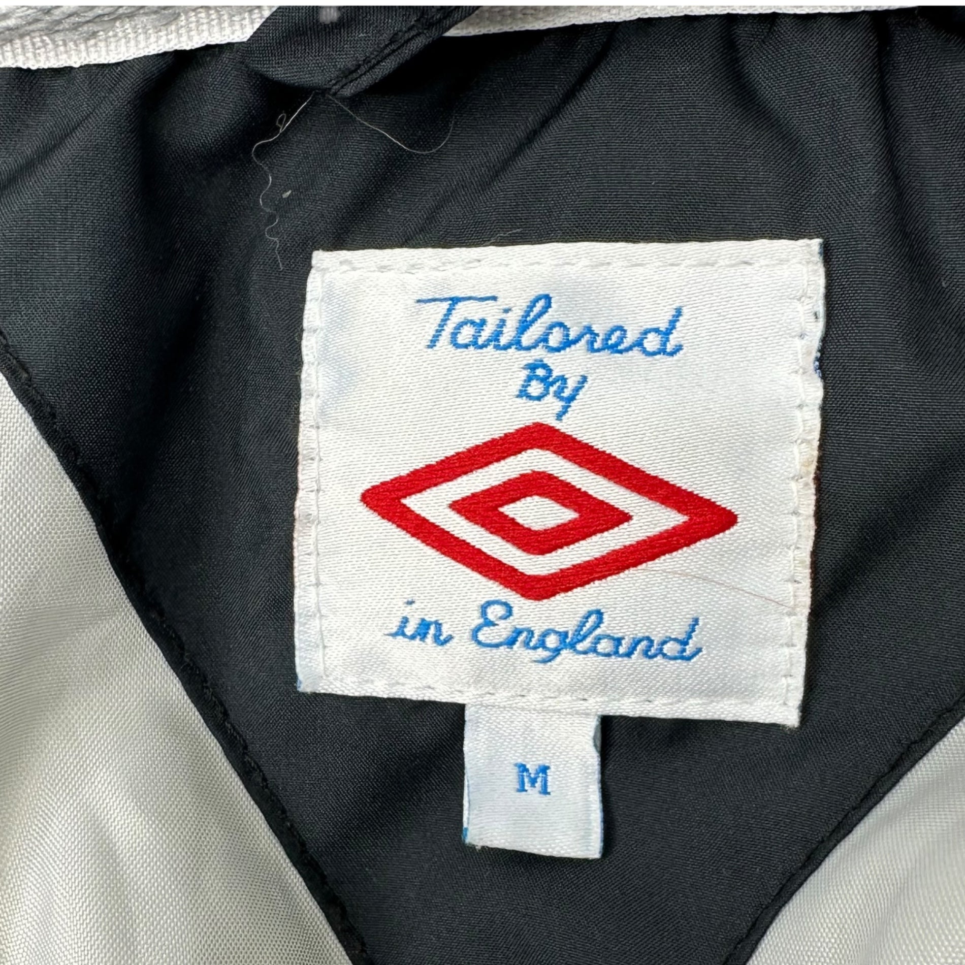 UMBRO(アンブロ) England National Team Logo Filled Hooded Jacket イングランド代表 ロゴ 中綿 フーデッド ジャケット UHA70527U M ブラック