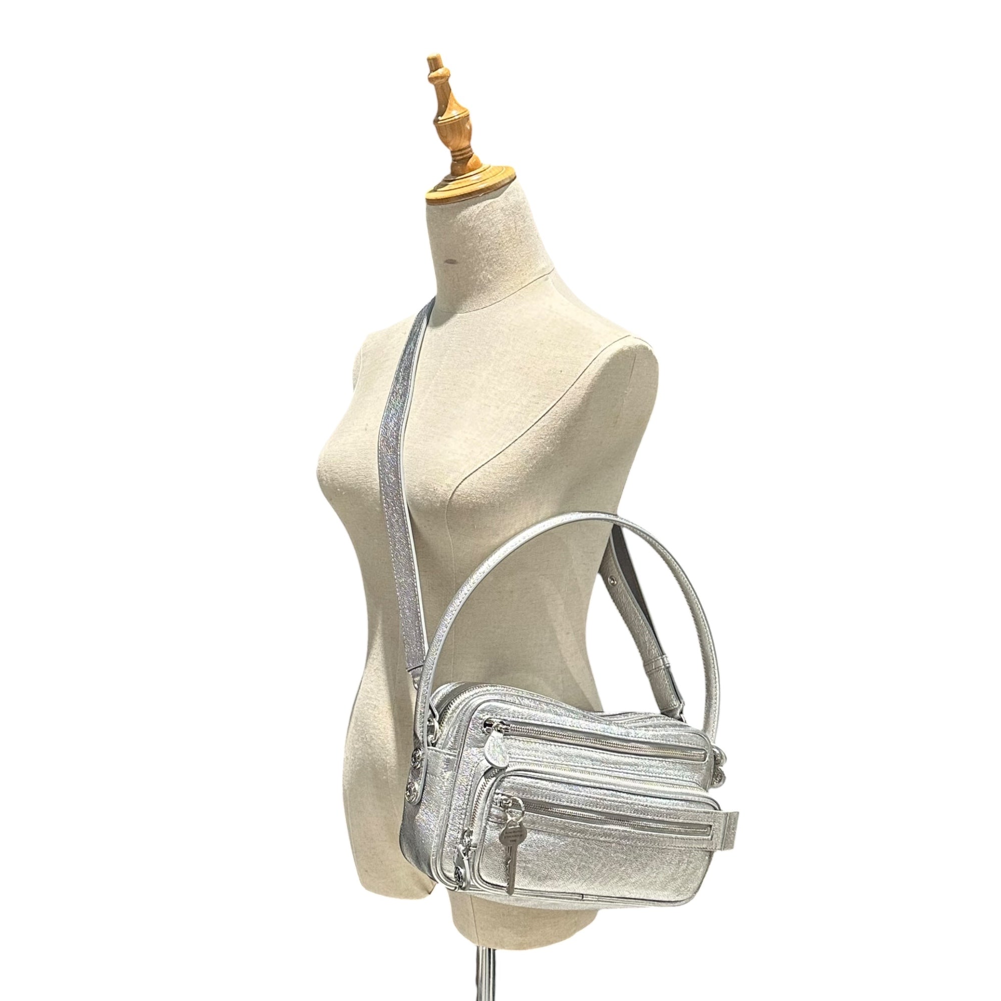 Acne Studios(アクネストゥディオズ) Camero Party Grainy Metallic カメロ パーティー グレイン メタリック A10460- シルバー 肩掛け ワンショルダー バッグ
