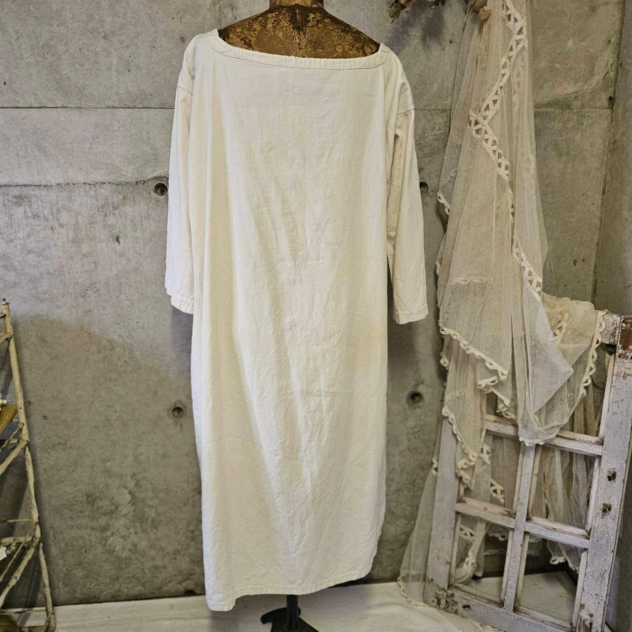 Euro antique(ヨーロッパアンティーク) france 手織りリネンとモノグラム刺繍の物語的ワンピース 表記無し(L～程度) アイボリー