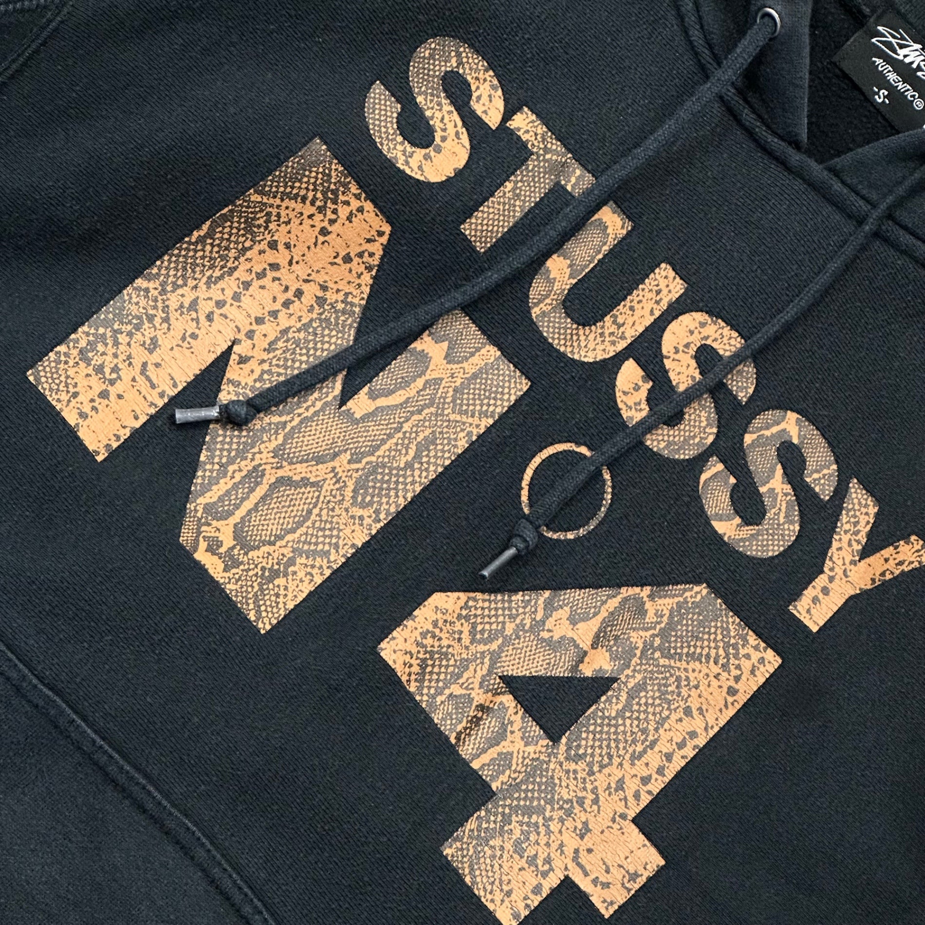 STUSSY(ステューシー) N°4 Python Logo Print Hoodie パイソン ロゴ プリント パーカー S ブラック