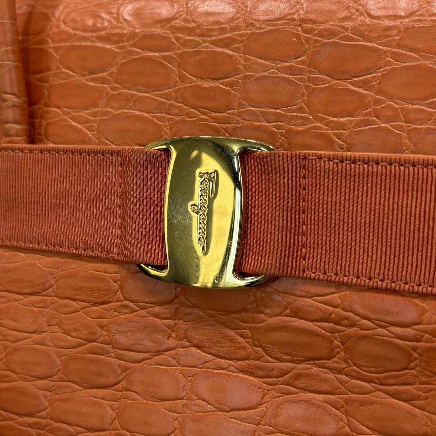 Salvatore Ferragamo(サルヴァトーレフェラガモ) Vara Croco Embossed 2-Way Shoulder Bag ヴァラ クロコ 型押し 2WAY ショルダー バッグ BA217201 サーモンピンク