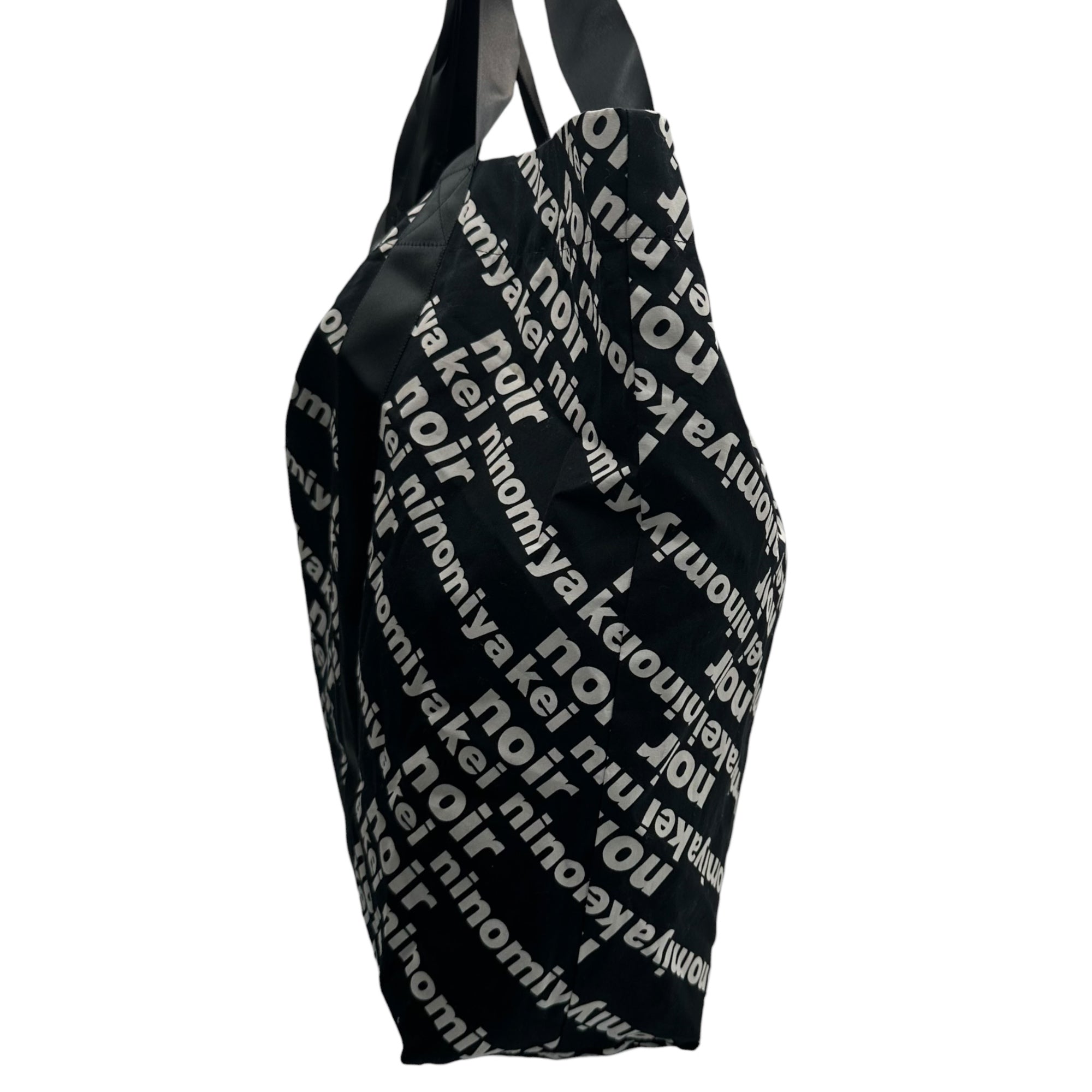noir kei ninomiya(ノワールケイニノミヤ) 22AW Logo Satin Tote Bag ロゴ サテン トート バッグ 3I-K 202 ブラック×ホワイト コムデギャルソン